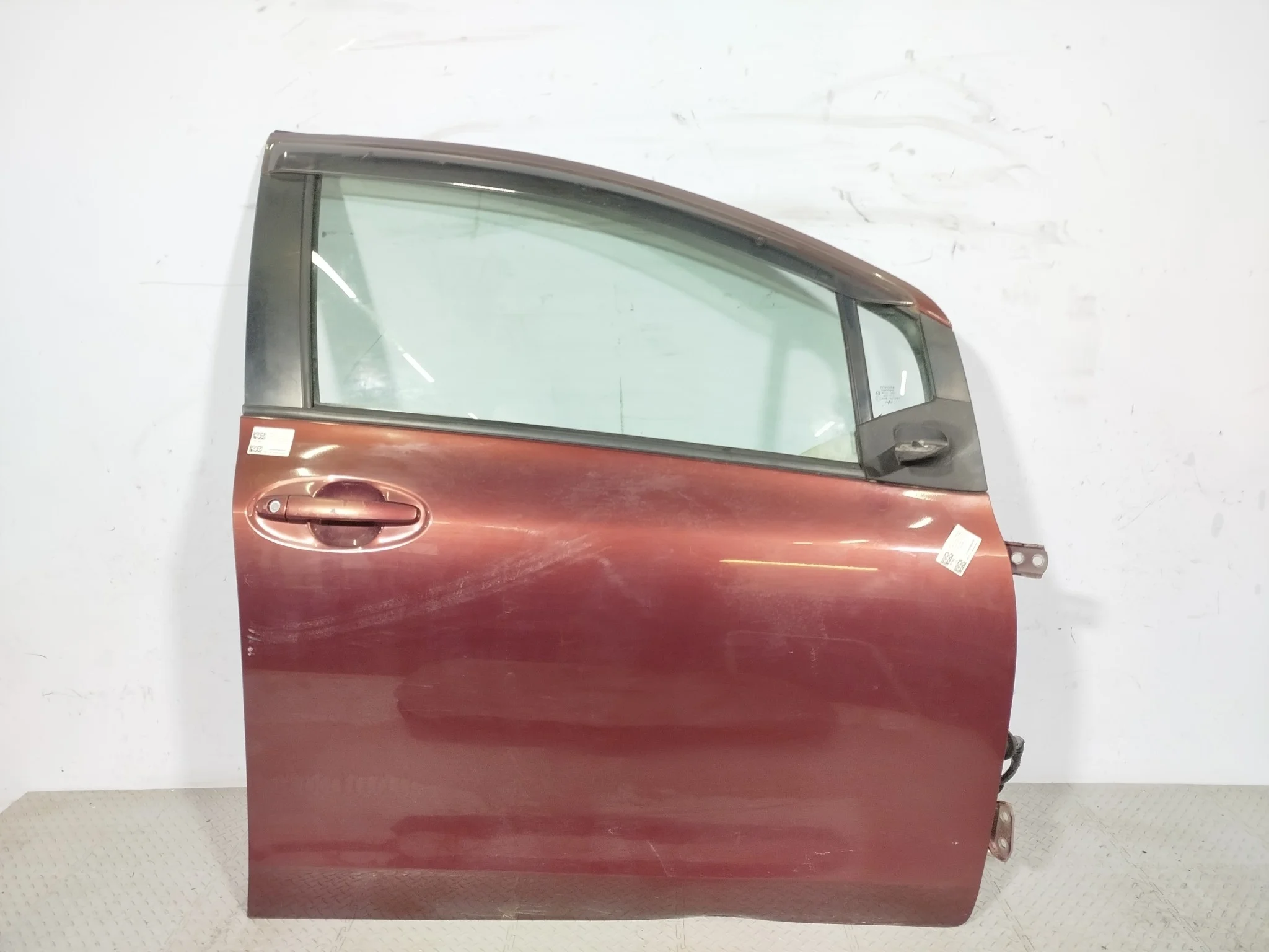 ДВЕРЬ TOYOTA VITZ YARIS 6700152260 вишневый KB1076