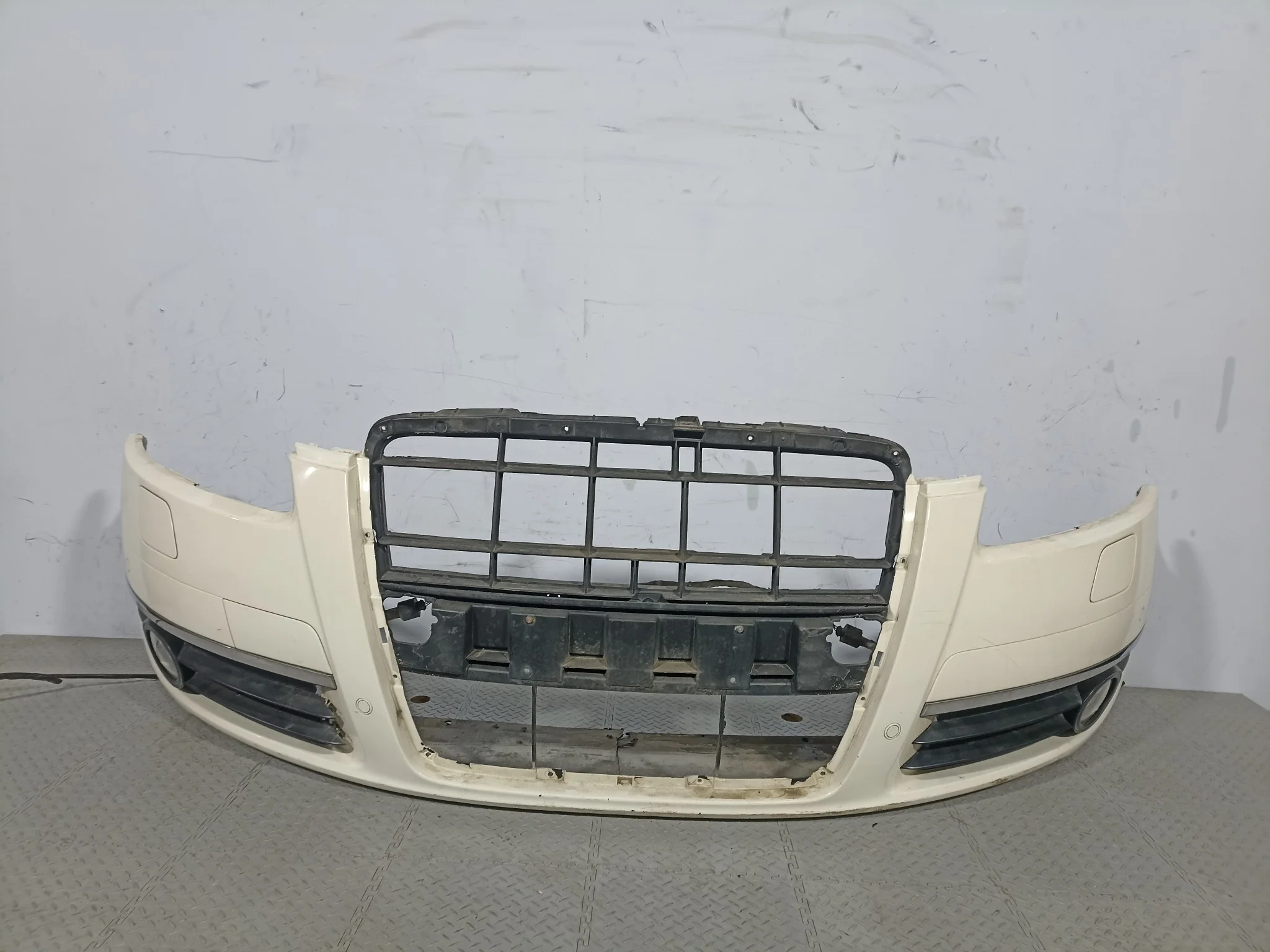 БАМПЕР AUDI 4F0807105A ПЕРЕД белый XE315Z