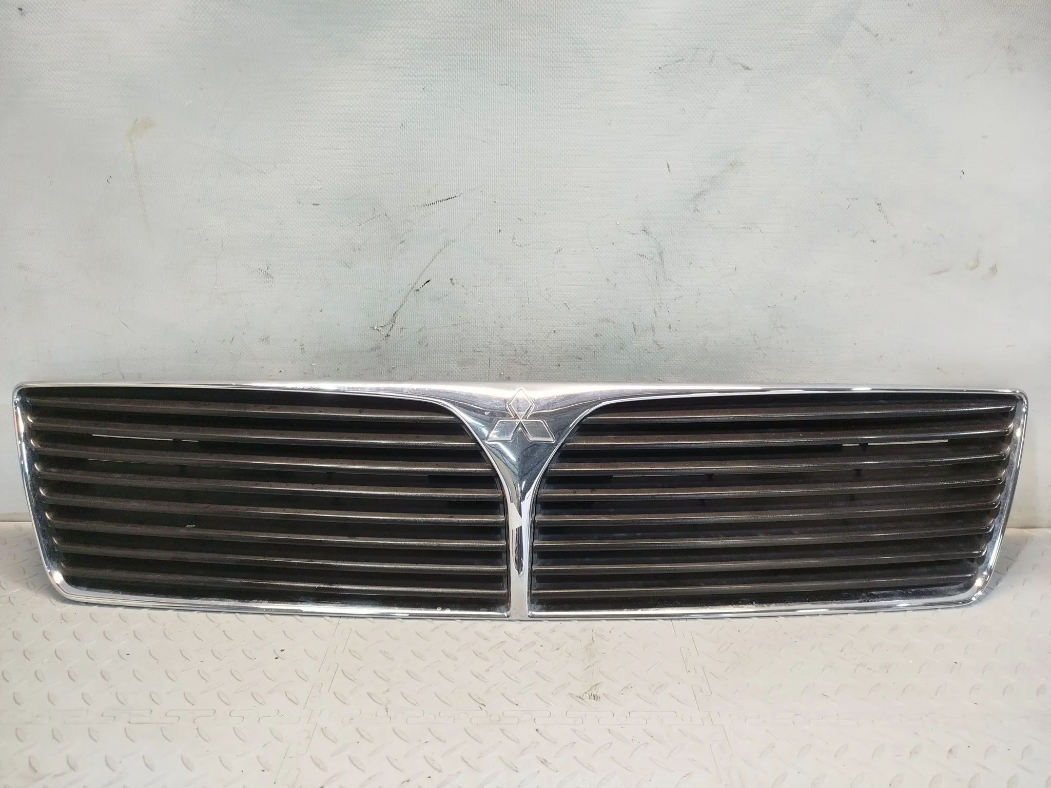 РЕШЕТКА РАДИАТОРА MITSUBISHI MR539652 KE761Z