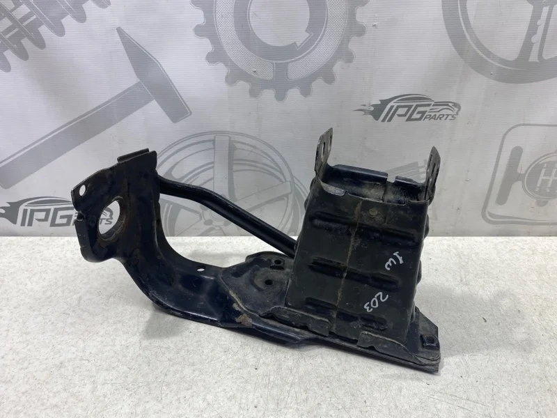 Кронштейн усилителя переднего бампера правый Mercedes-benz 2004 W203