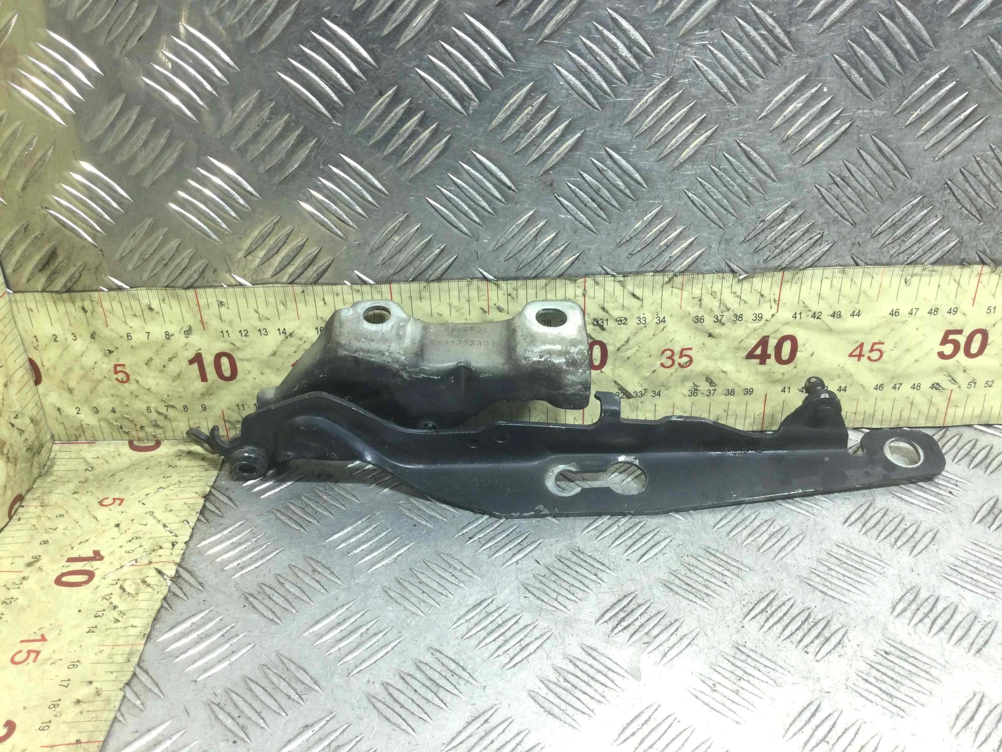 Петля капота правая Volvo V70 3 поколение (рестайлинг) (2013-2026) дизель 2.0 TD Автомат Универсал