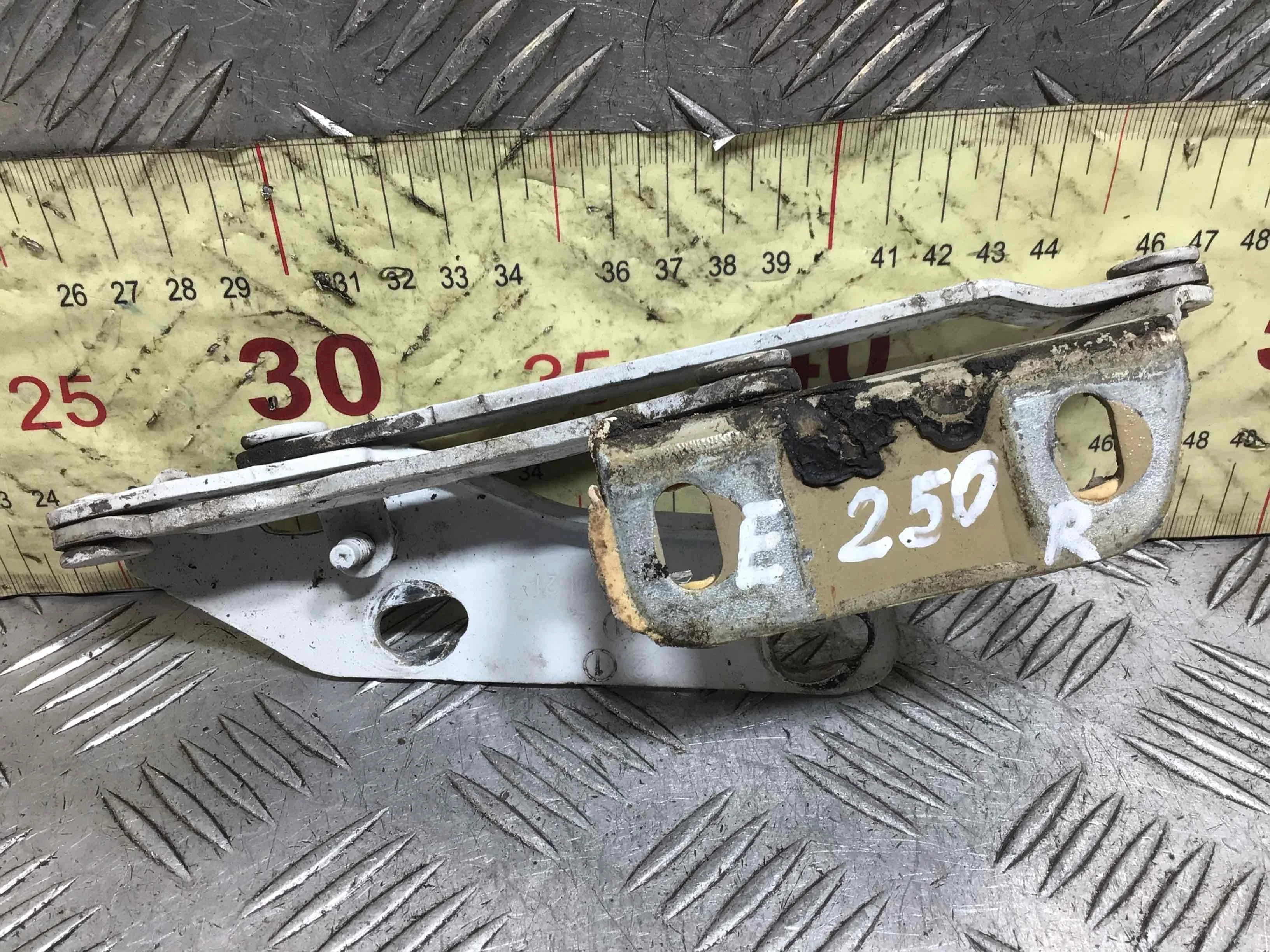 Петля капота правая Mercedes Sprinter W906 [рестайлинг] (2013-2018) дизель 2.2 CDI Механика Микроавтобус