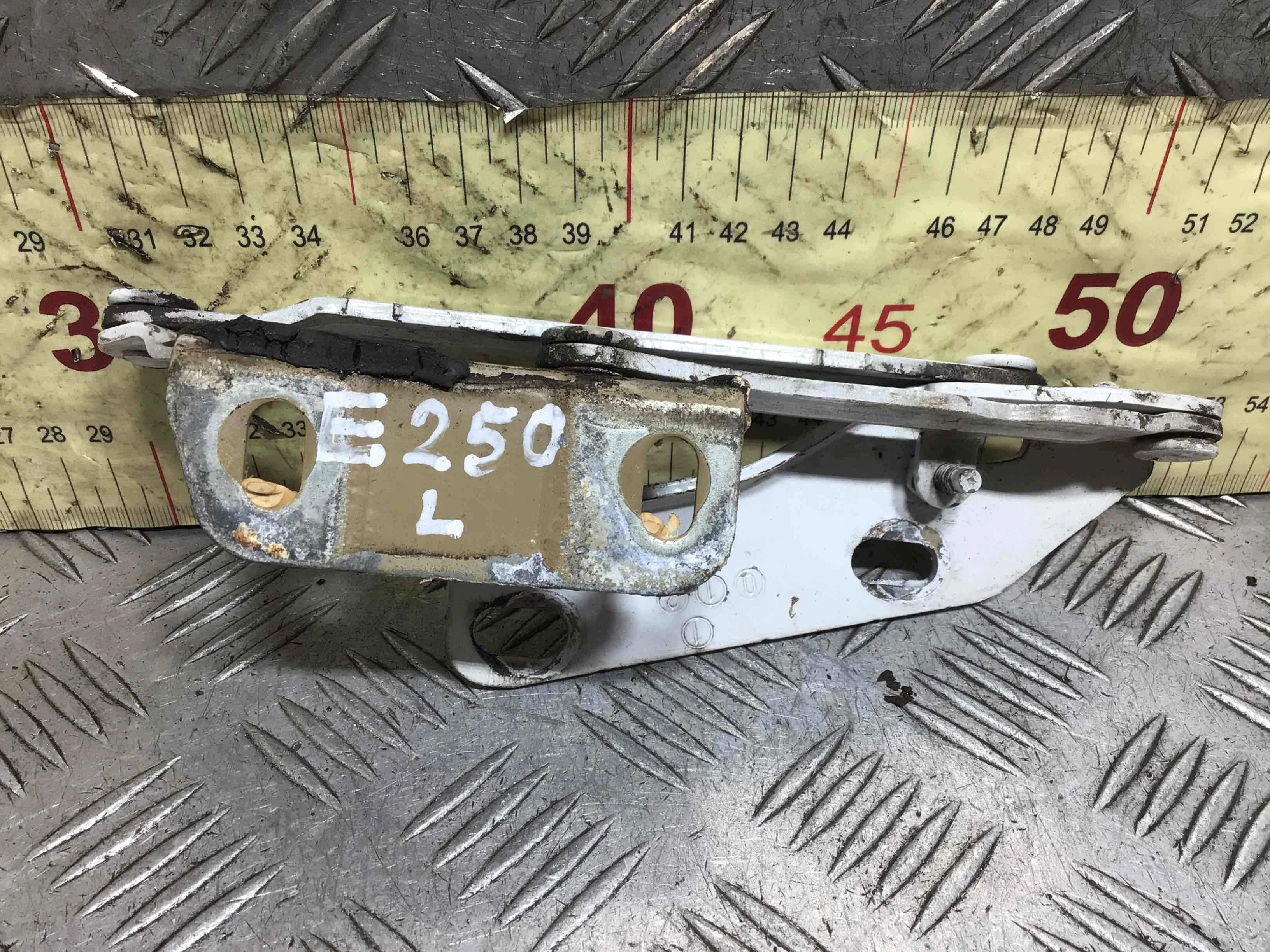 Петля капота левая Mercedes Sprinter W906 [рестайлинг] (2013-2018) дизель 2.2 CDI Механика Микроавтобус