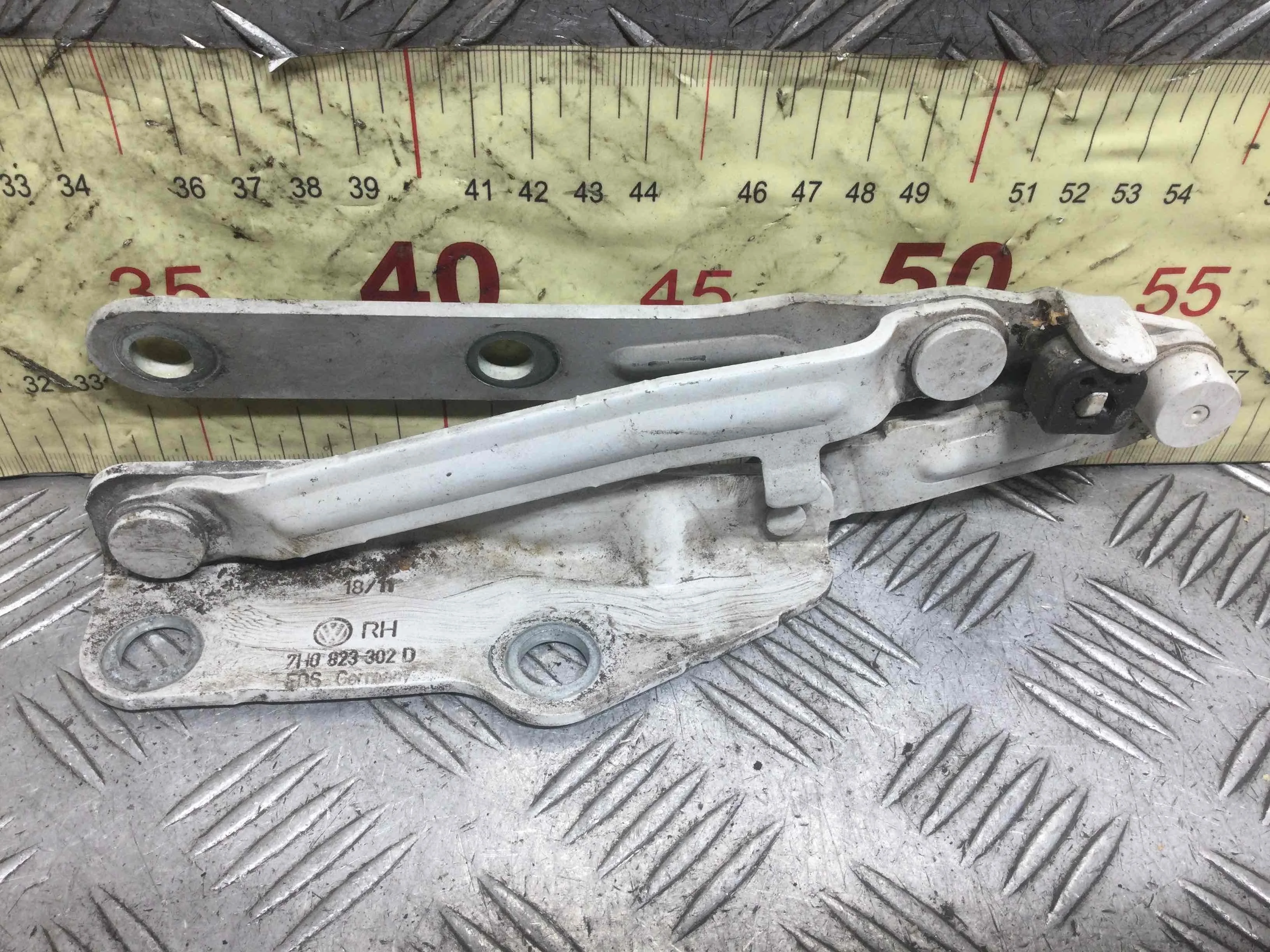 Петля капота правая Volkswagen Transporter T5 2010 - 2016 дизель 2.0 TDI Механика Микроавтобус