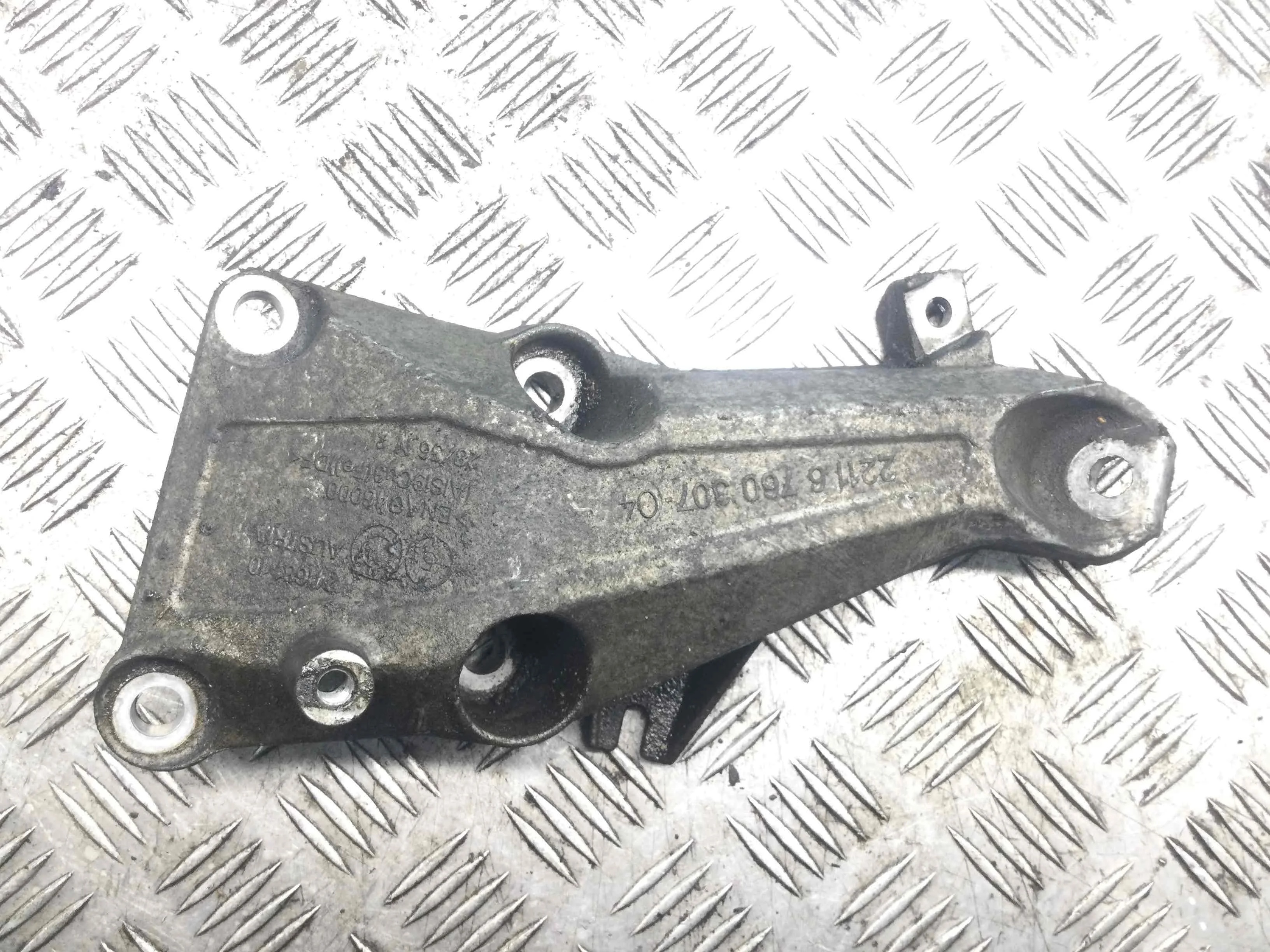 Кронштейн двигателя BMW 3-Series 3-Series E90/E91/E92/E93 2005 - 2010 бензин 2.0 i Механика Универсал