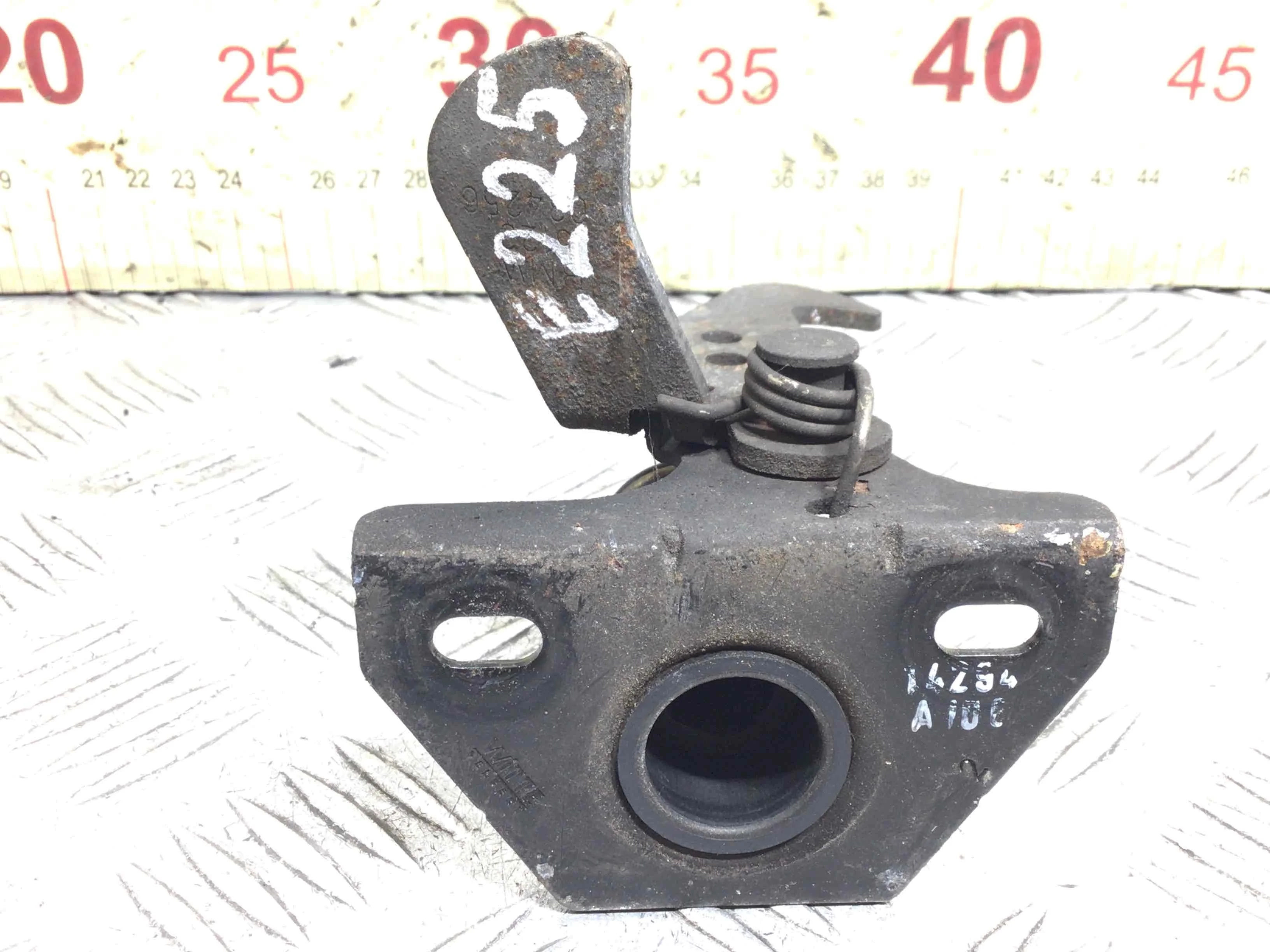 Крюк капота BMW X3 E83 (2003-2006) бензин 2.5 i Автомат Кроссовер