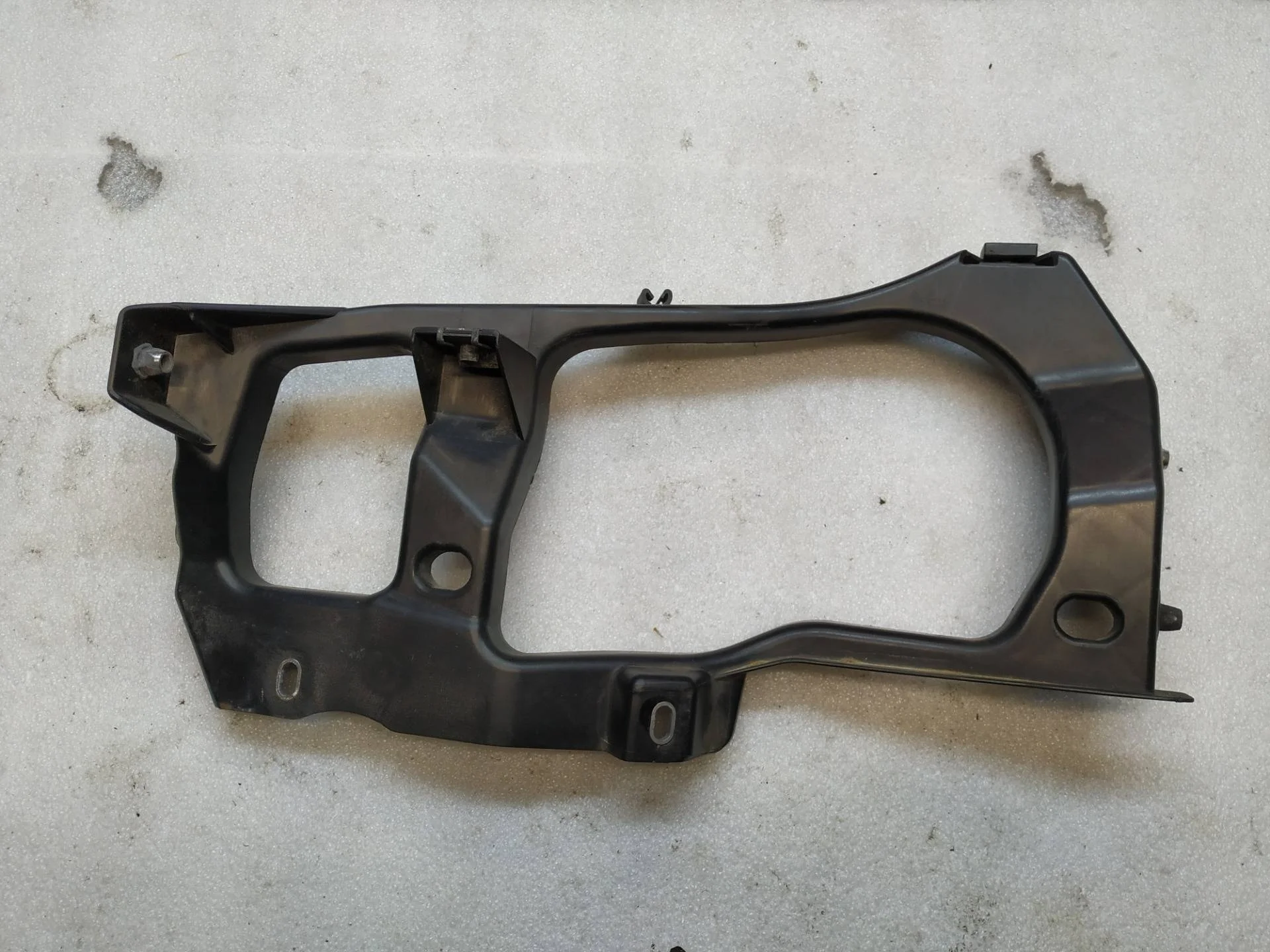 крепление фары (кронштейн фары) левой Volkswagen Touareg 2 7P6 2012