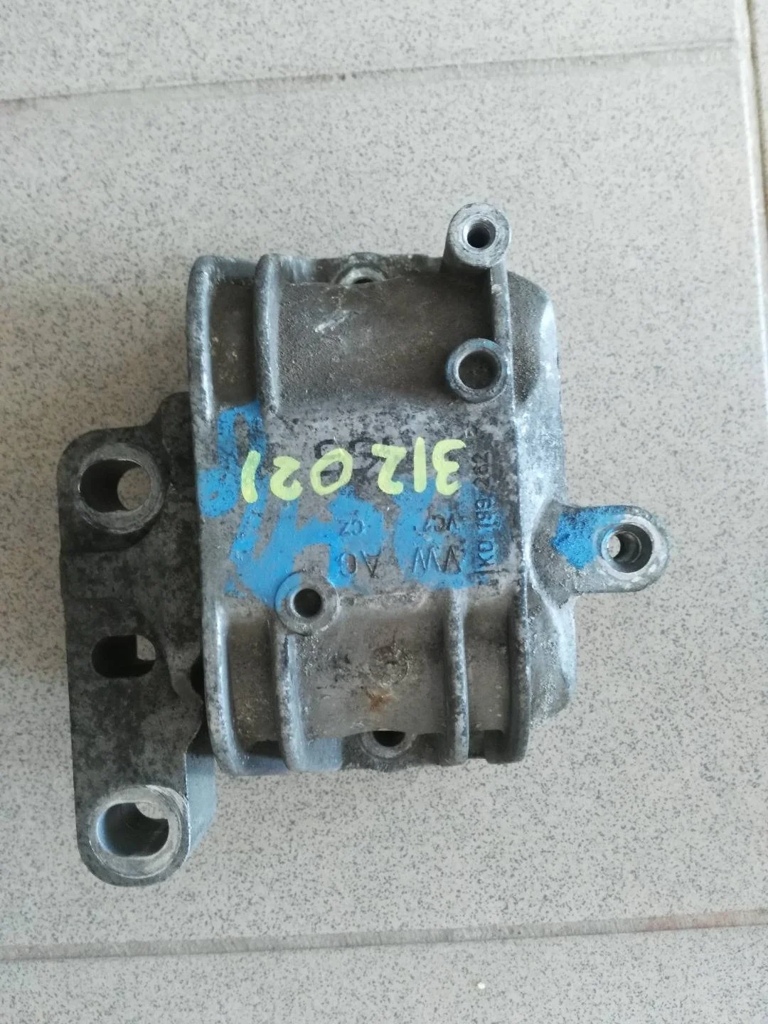 кронштейн двигателя правый Volkswagen Passat B6  2008