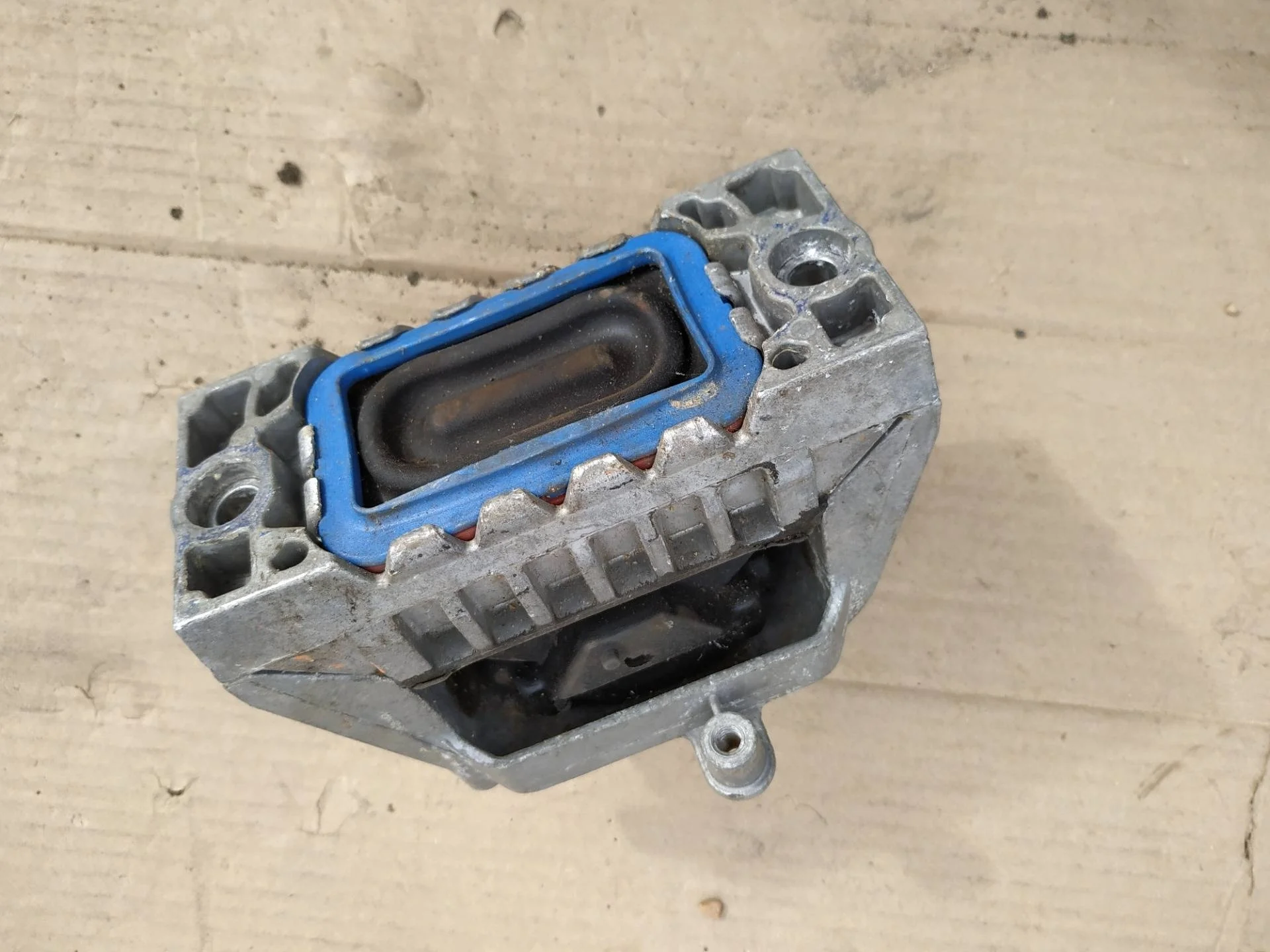 кронштейн двигателя правый Volkswagen Caddy 3