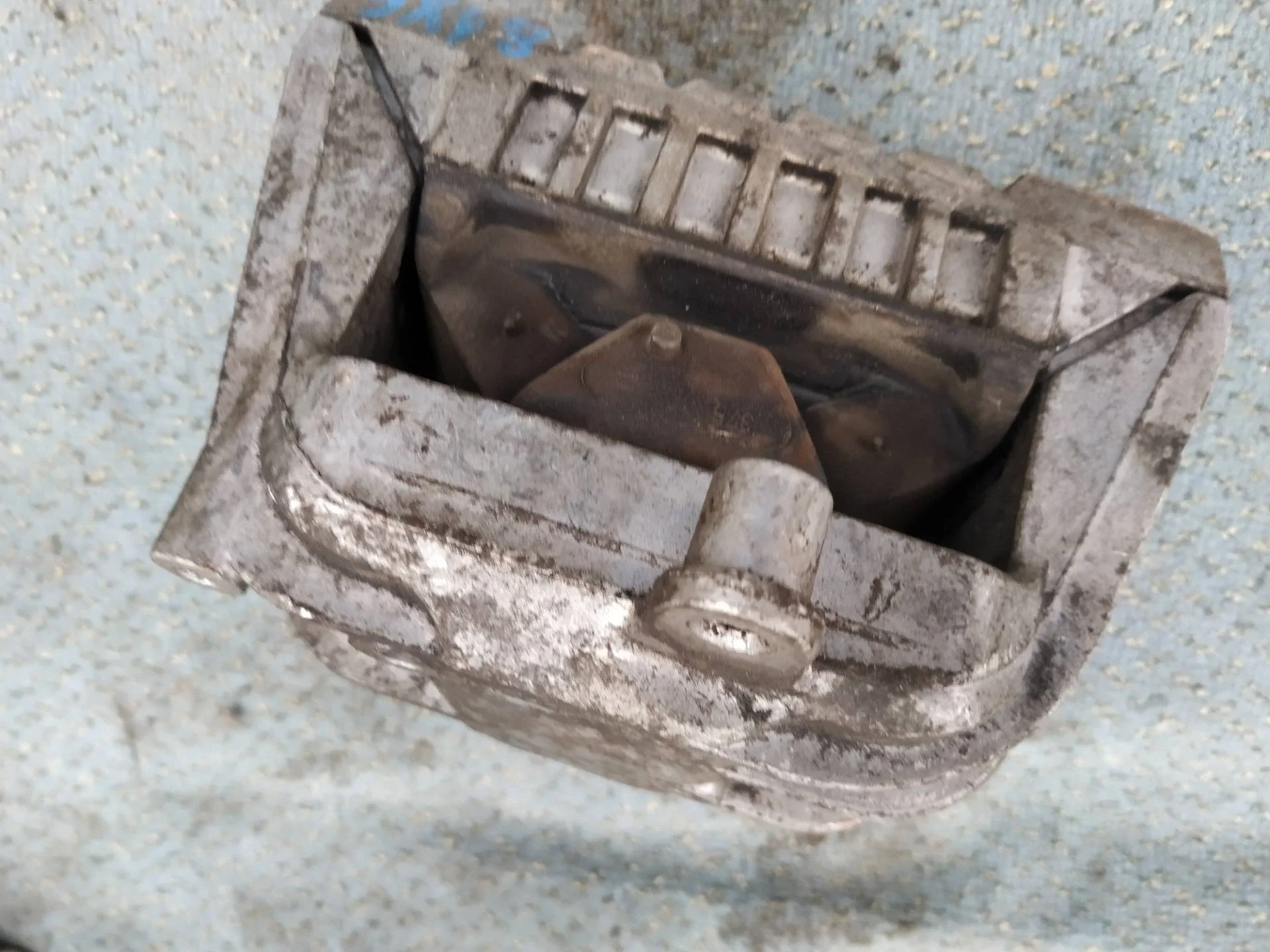 кронштейн двигателя правый Volkswagen Caddy 3