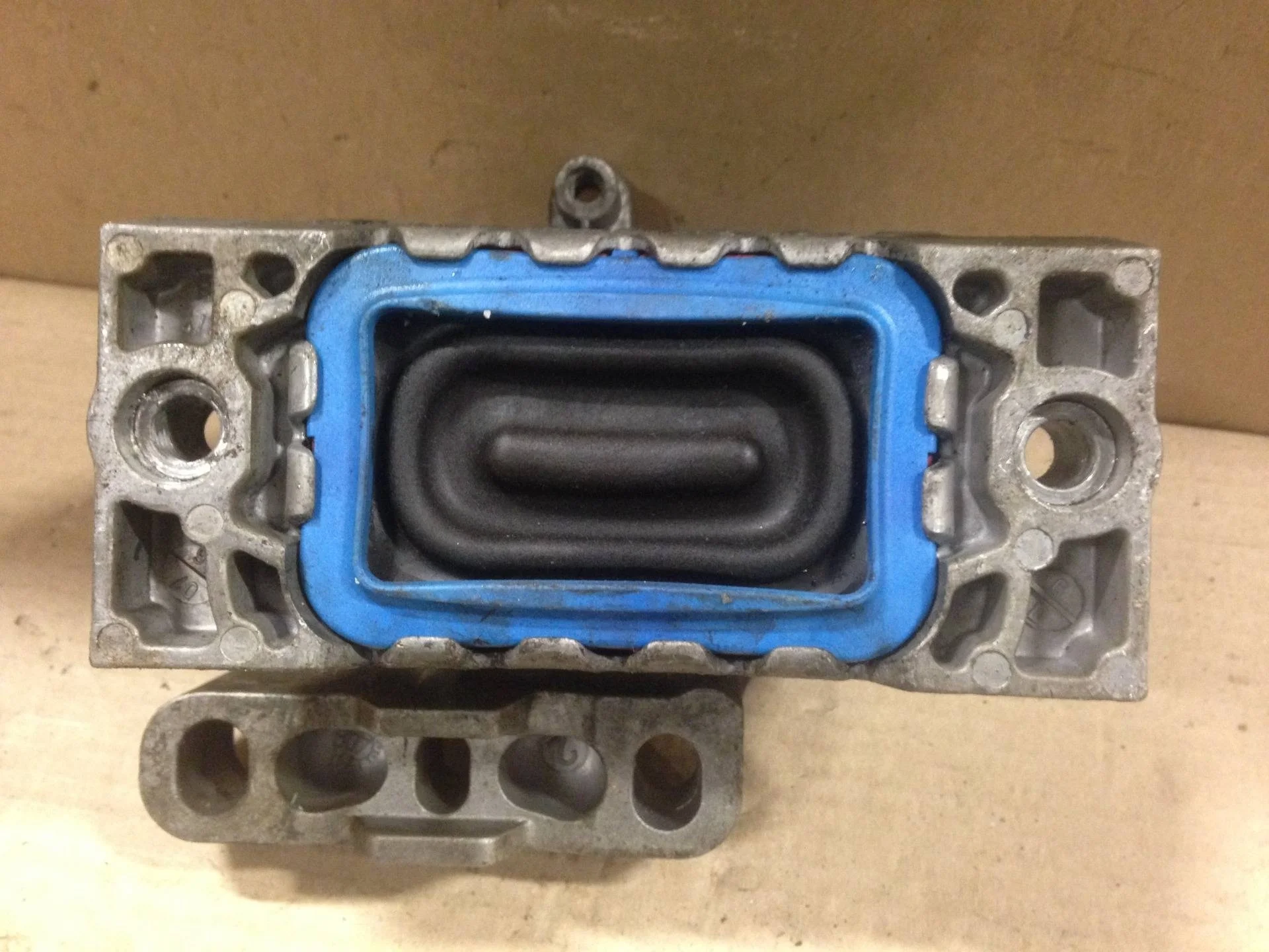 кронштейн двигателя правый Volkswagen Caddy 3