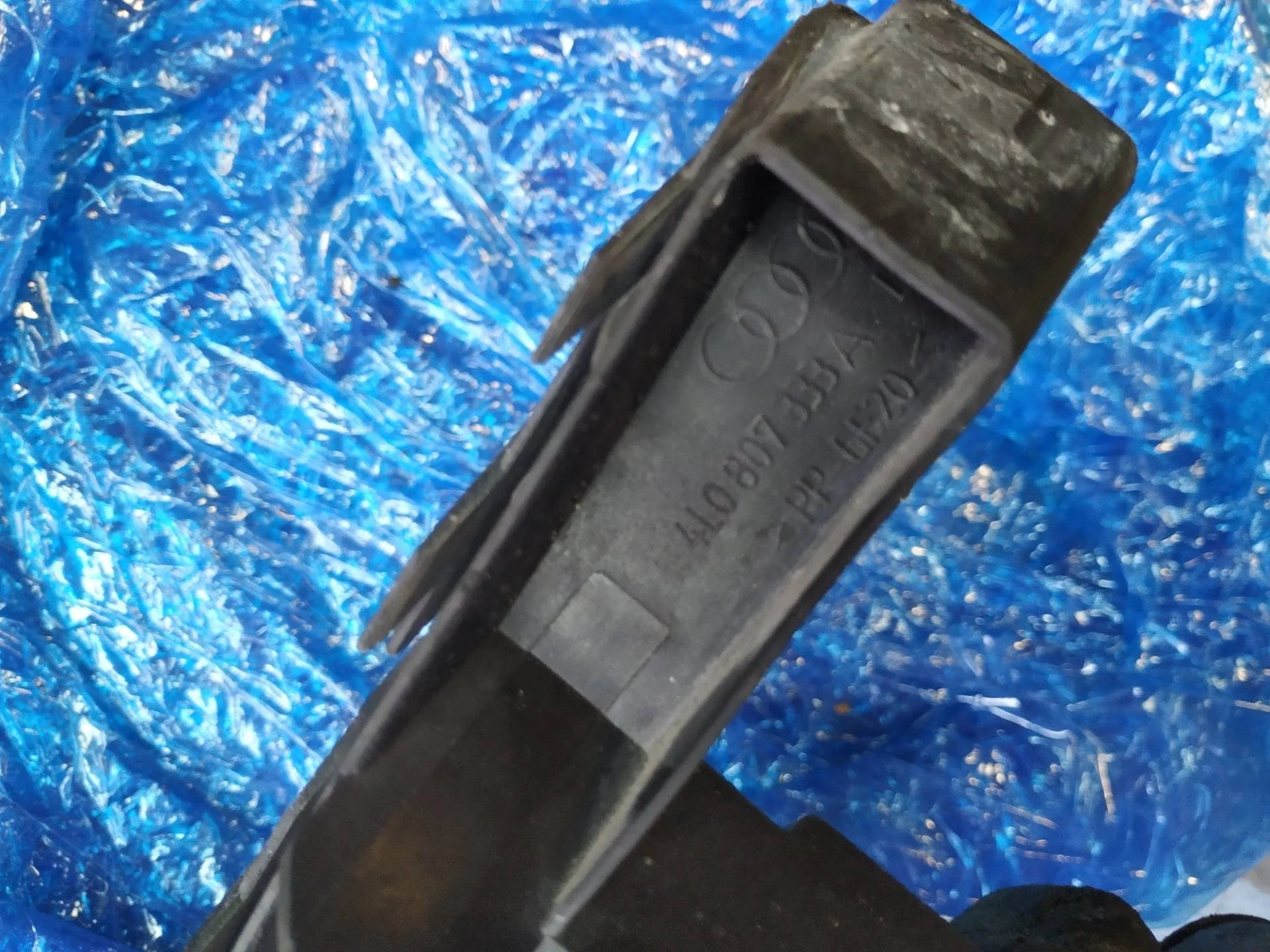 кронштейн крепления бампера переднего левый Audi Q7  2013