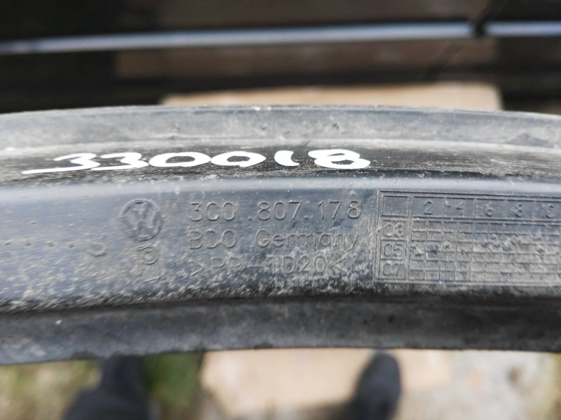 крепление переднего бампера правое Volkswagen Passat B6  2008