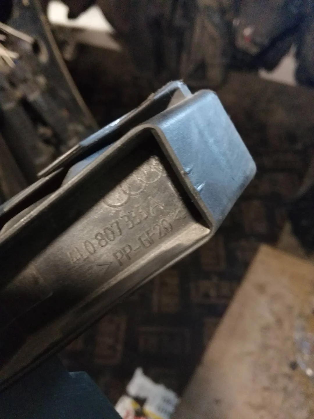 кронштейн крепления бампера переднего левый Audi Q7  2008