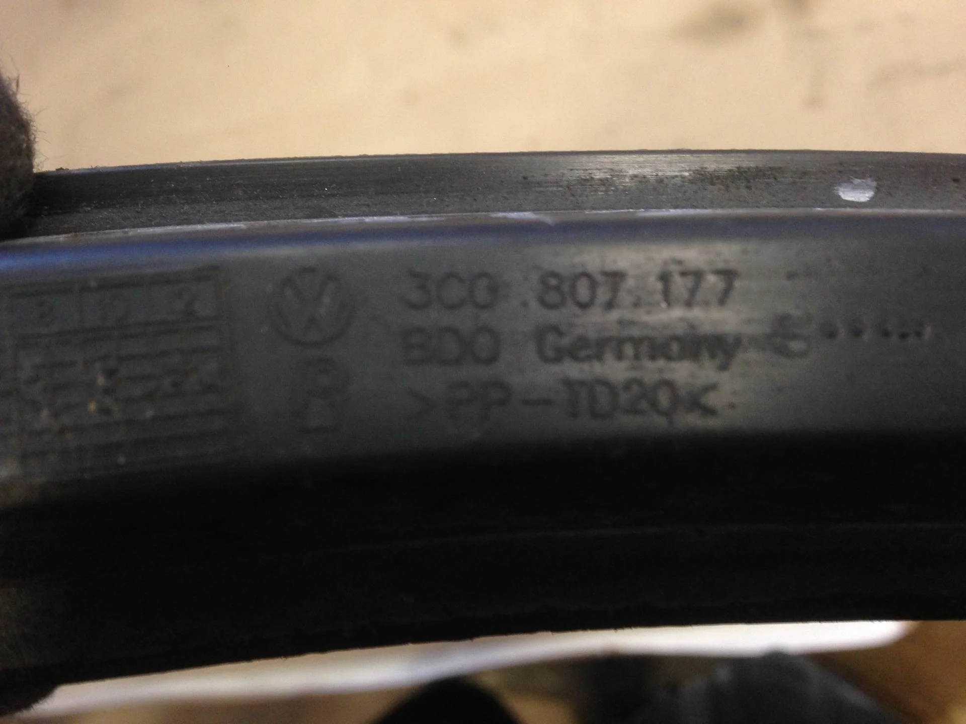 крепление переднего бампера левое Volkswagen Passat B6  2008