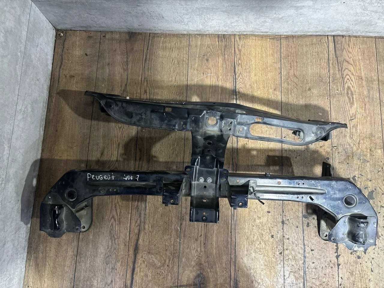 усилитель переднего бампера Peugeot 4007