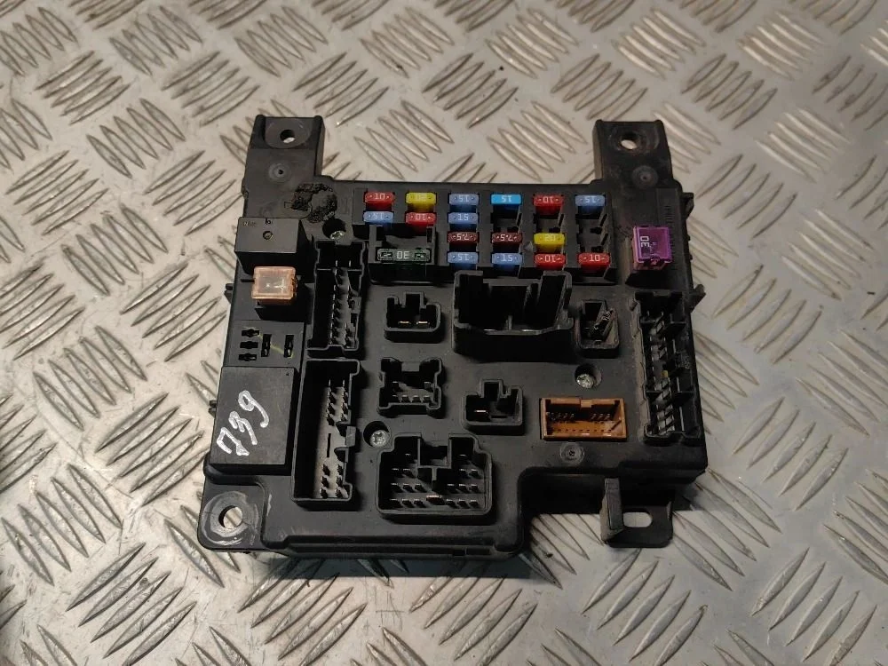 Блок предохранителей Mitsubishi Lancer X