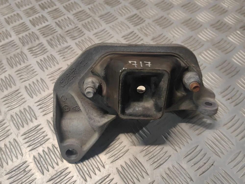 Опора двигателя левая Renault Duster