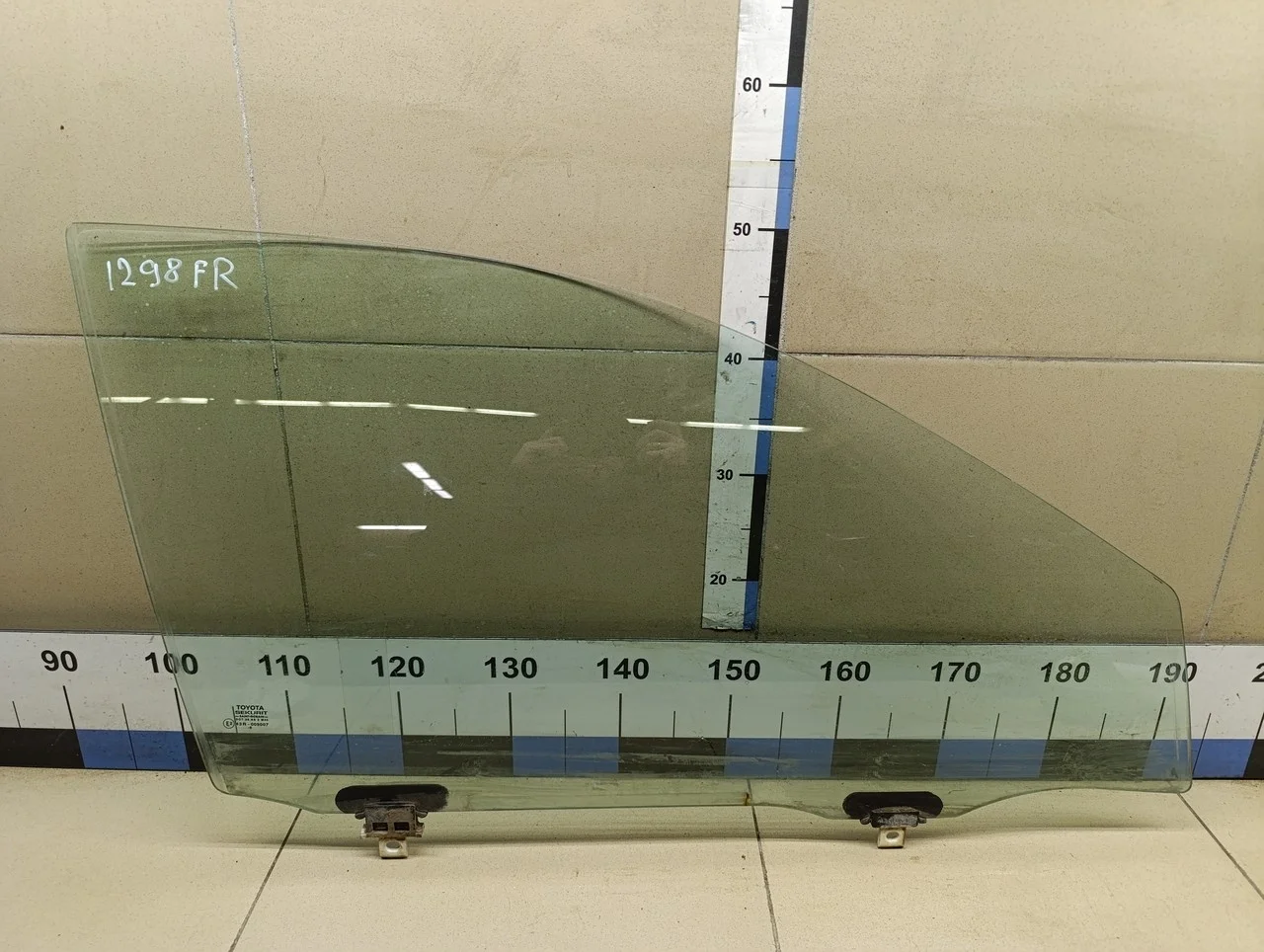 Стекло двери передней правой Corolla E12 2001-2006