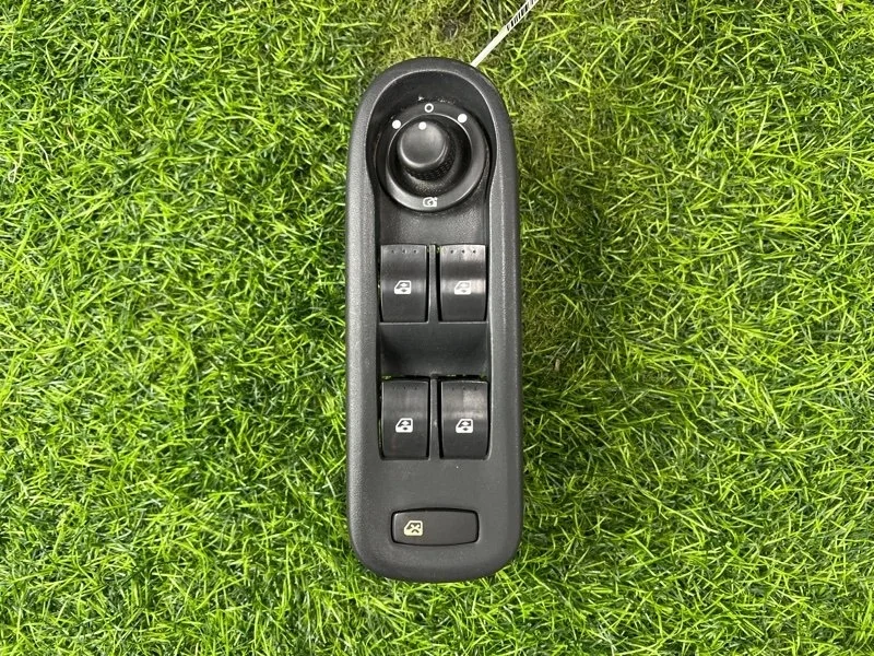 Блок кнопок стеклоподъемника Renault Kangoo 2010 8200676533 K61 K4M