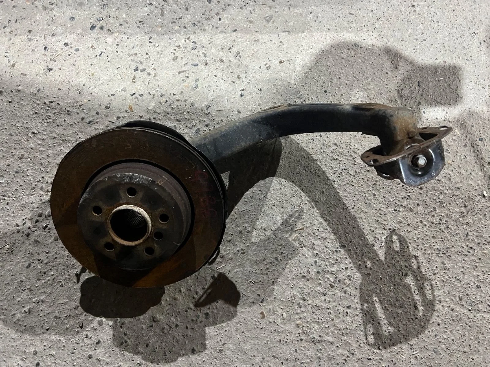 Кулак задний левый BMW X3 E83 рестайлинг (2006—2010)