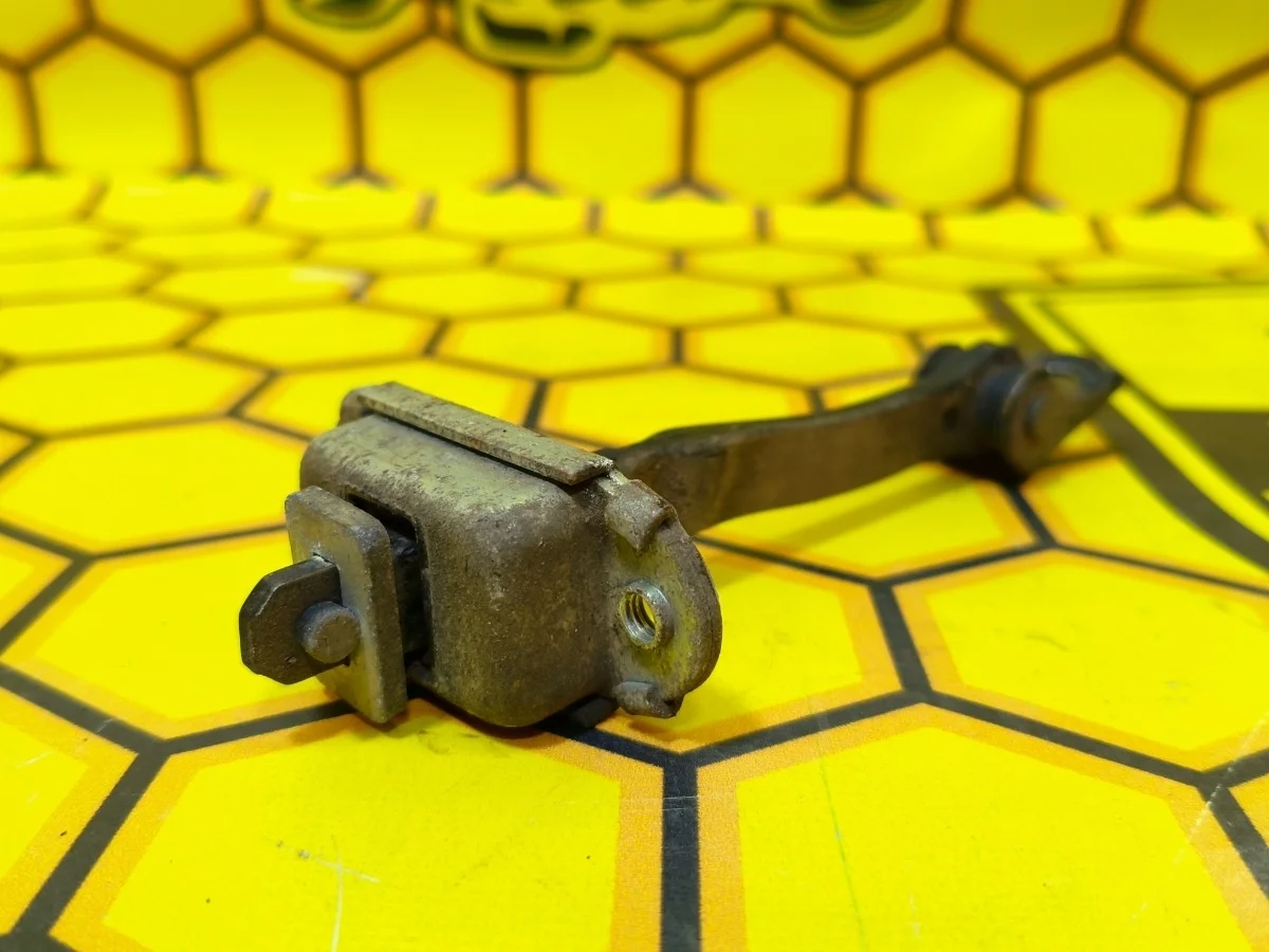 Ограничитель двери Nissan Qashqai 2007 82430JD000 J10 MR20DE, задний правый