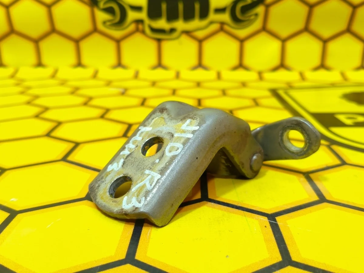 Петля двери задняя нижняя Nissan Qashqai 2007 824212F030 J10 MR20DE, правая