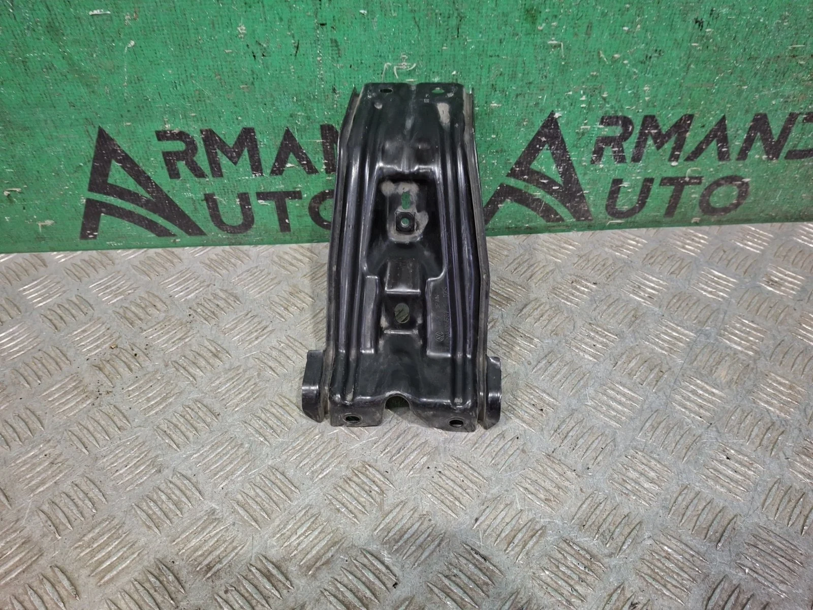 Кронштейн панели Volkswagen Tiguan 2016-нв