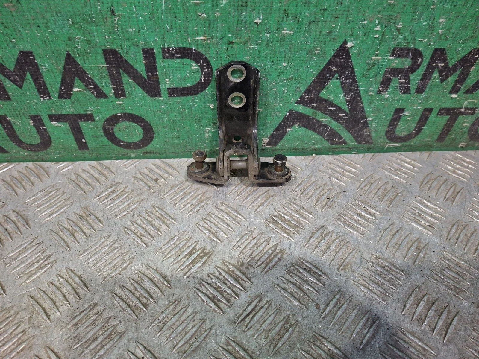 Петля двери нижняя Mitsubishi Outlander 2012-нв 3