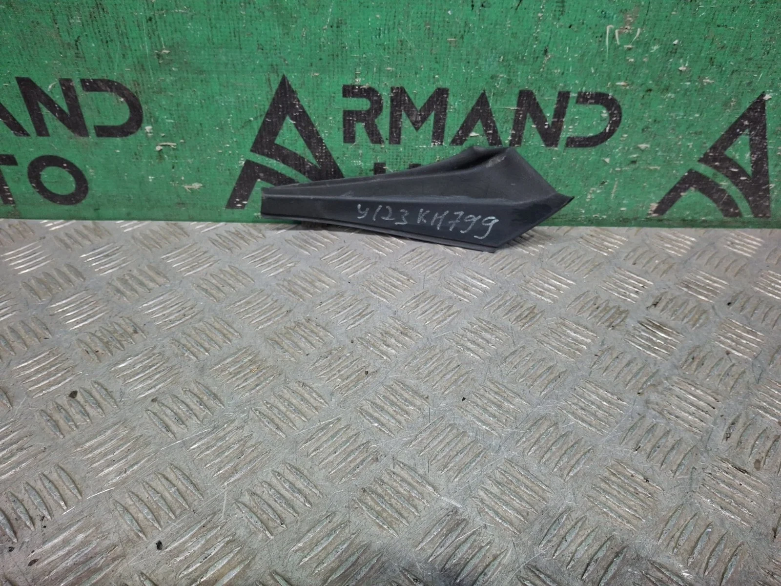 Молдинг лобового стекла Toyota RAV4 2012-2019 CA40