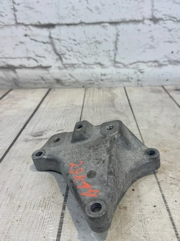 Кронштейн кпп VW Passat 2012