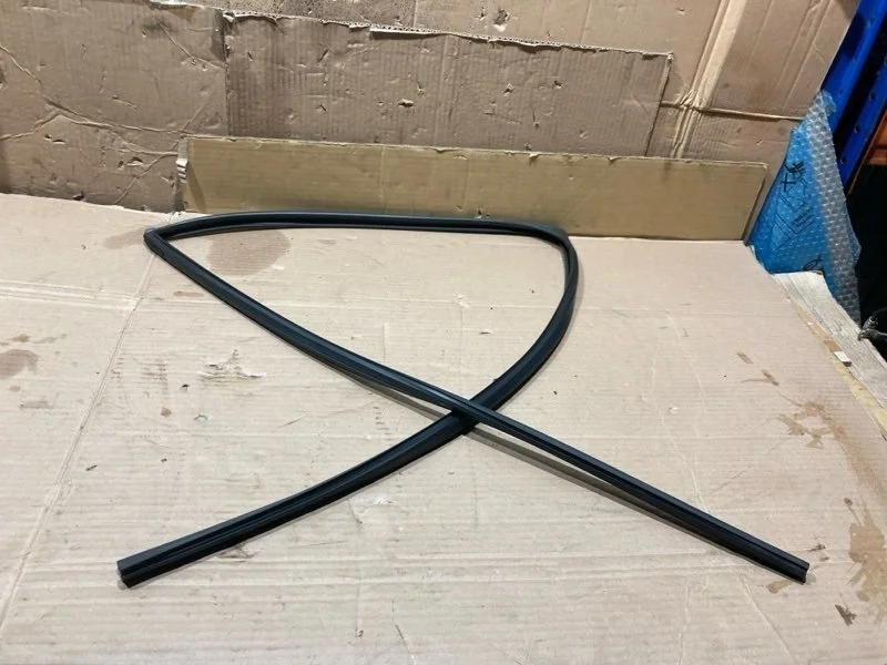 Уплотнитель стекла двери TOYOTA Land Cruiser 2010 6815260050 URJ200 1VD-FTV 4.5, задний левый