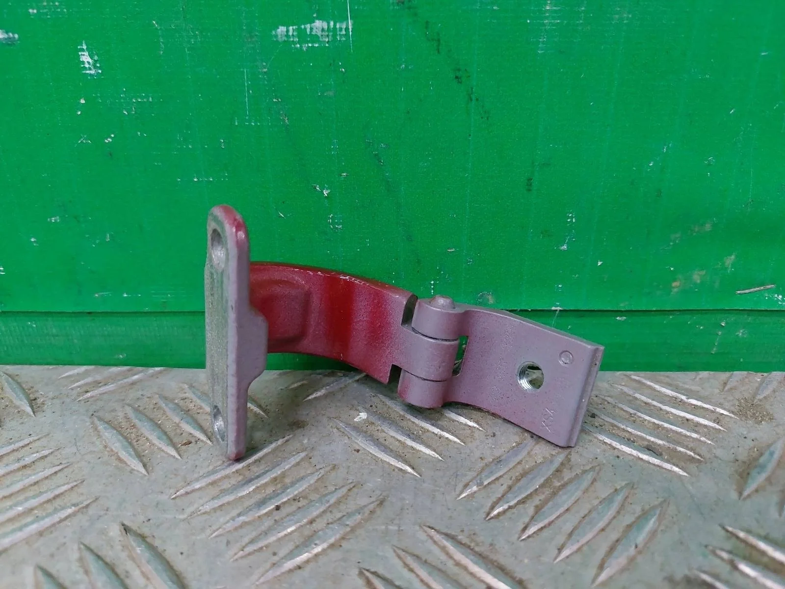 Петля двери багажника Skoda Octavia 2013-2020 A7 (5E)