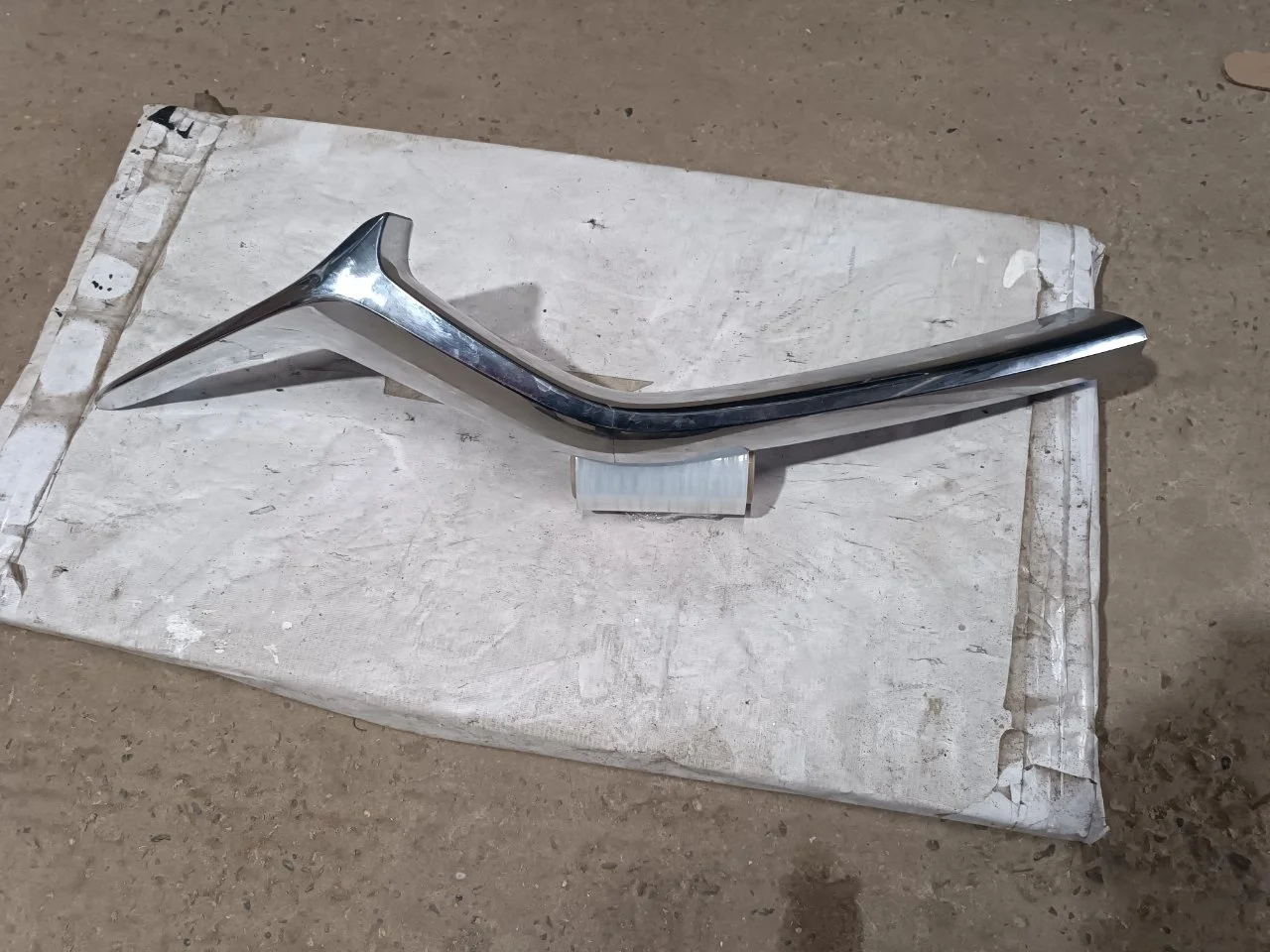 Накладка решетки радиатора Mazda CX-5 2024 KFYT507J1, правая