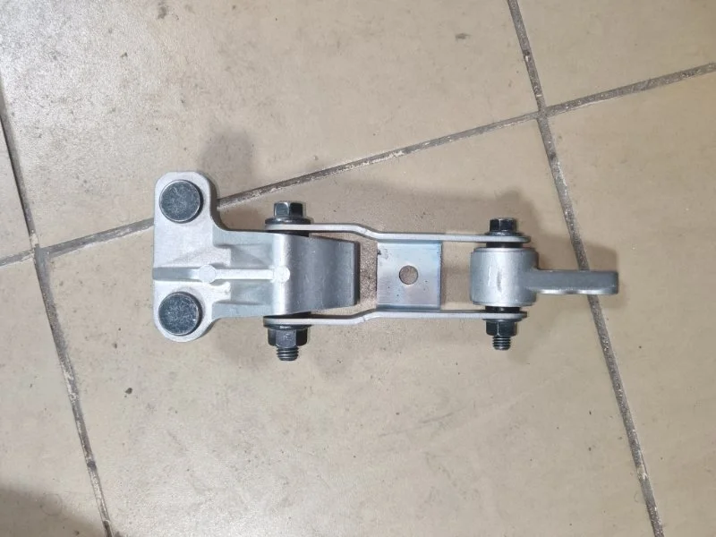 Подушка АКПП Volvo XC90 30748810 B8444S