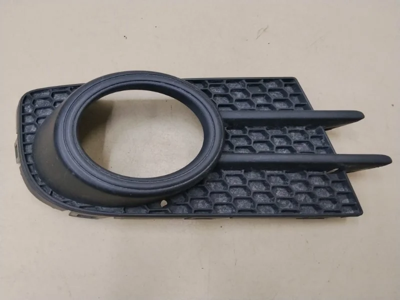 Рамка противотуманной фары правая Volkswagen