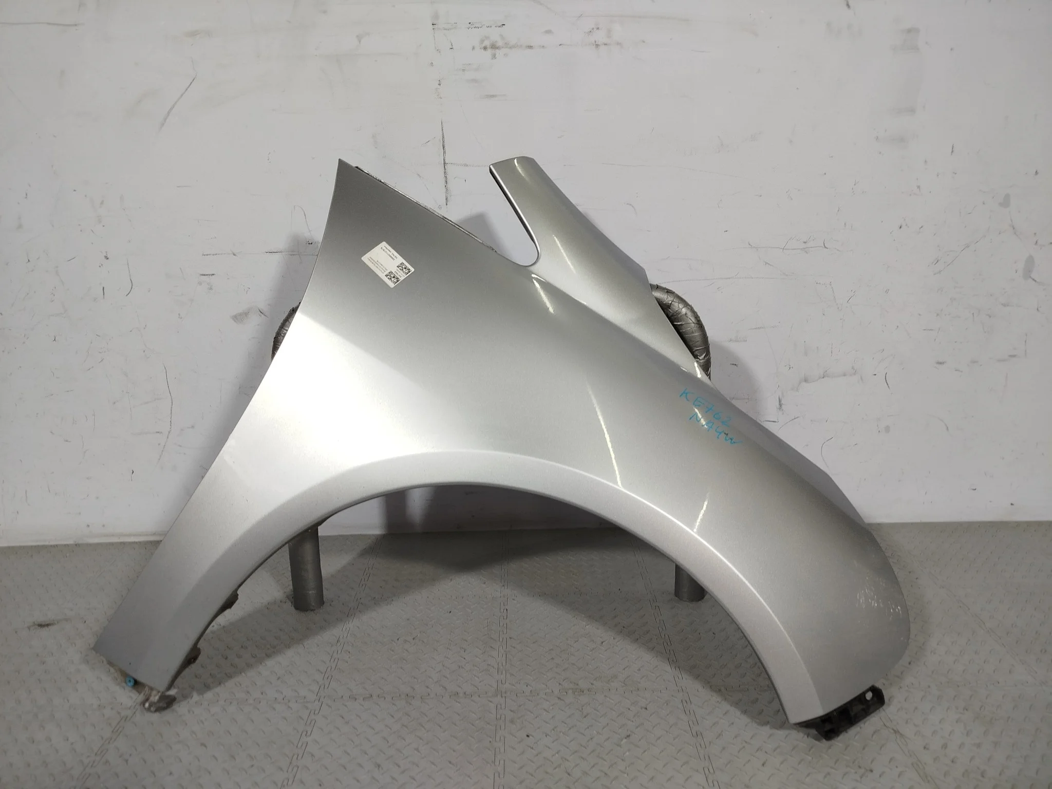 КРЫЛО MITSUBISHI GRANDIS MN150860 ПЕРЕДНЕЕ ПРАВОЕ серебро, A19 KE762