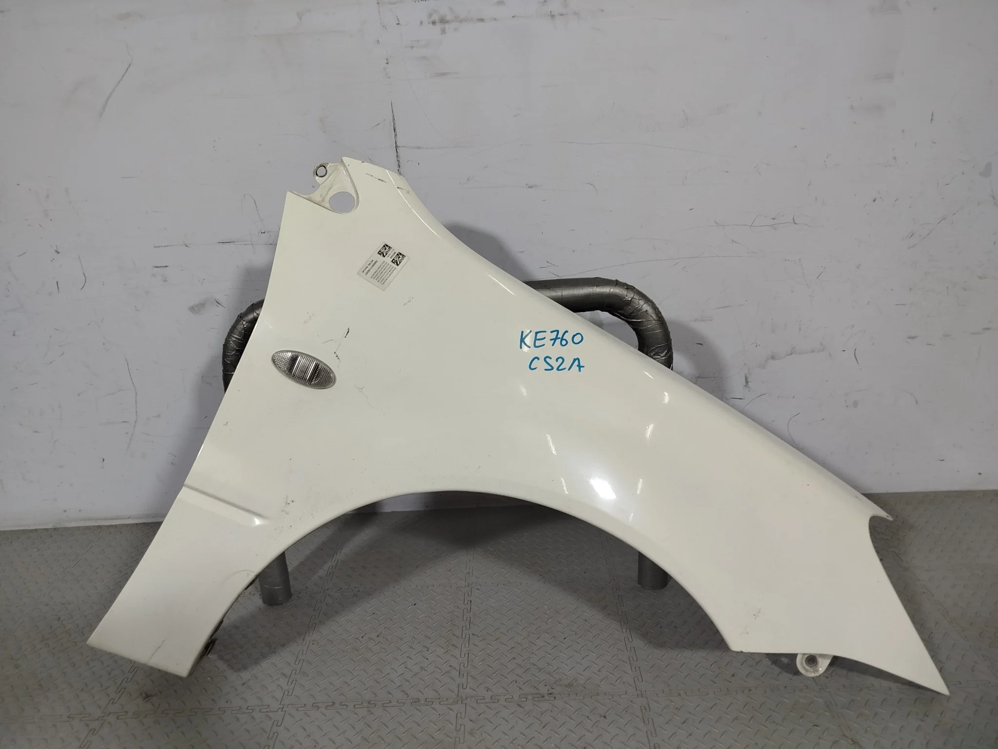 КРЫЛО MITSUBISHI LANCER 5220A734 белый, W37 KE760