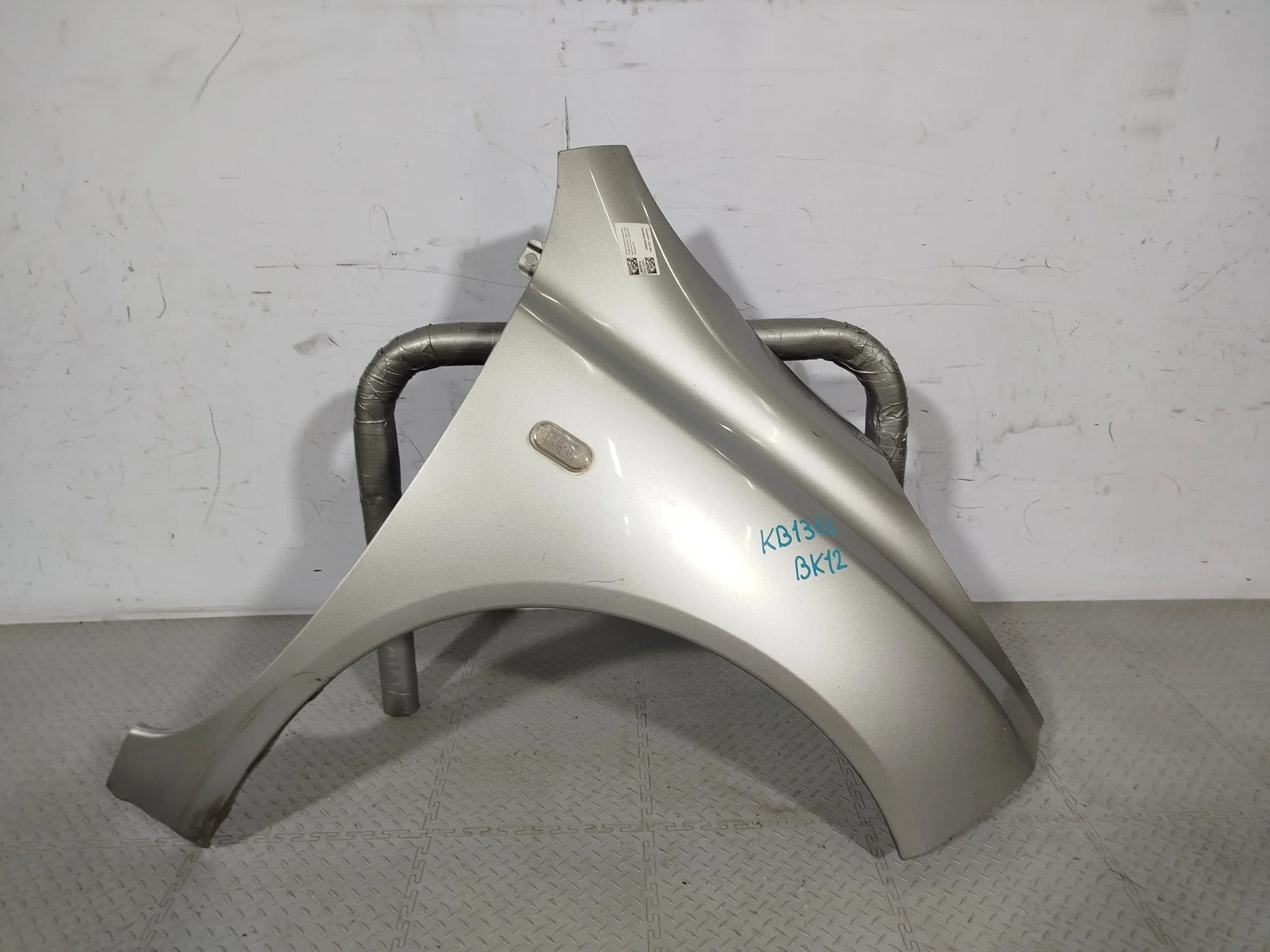 КРЫЛО NISSAN MARCH MICRA 63100AX030 серебро, KY0 KB1363