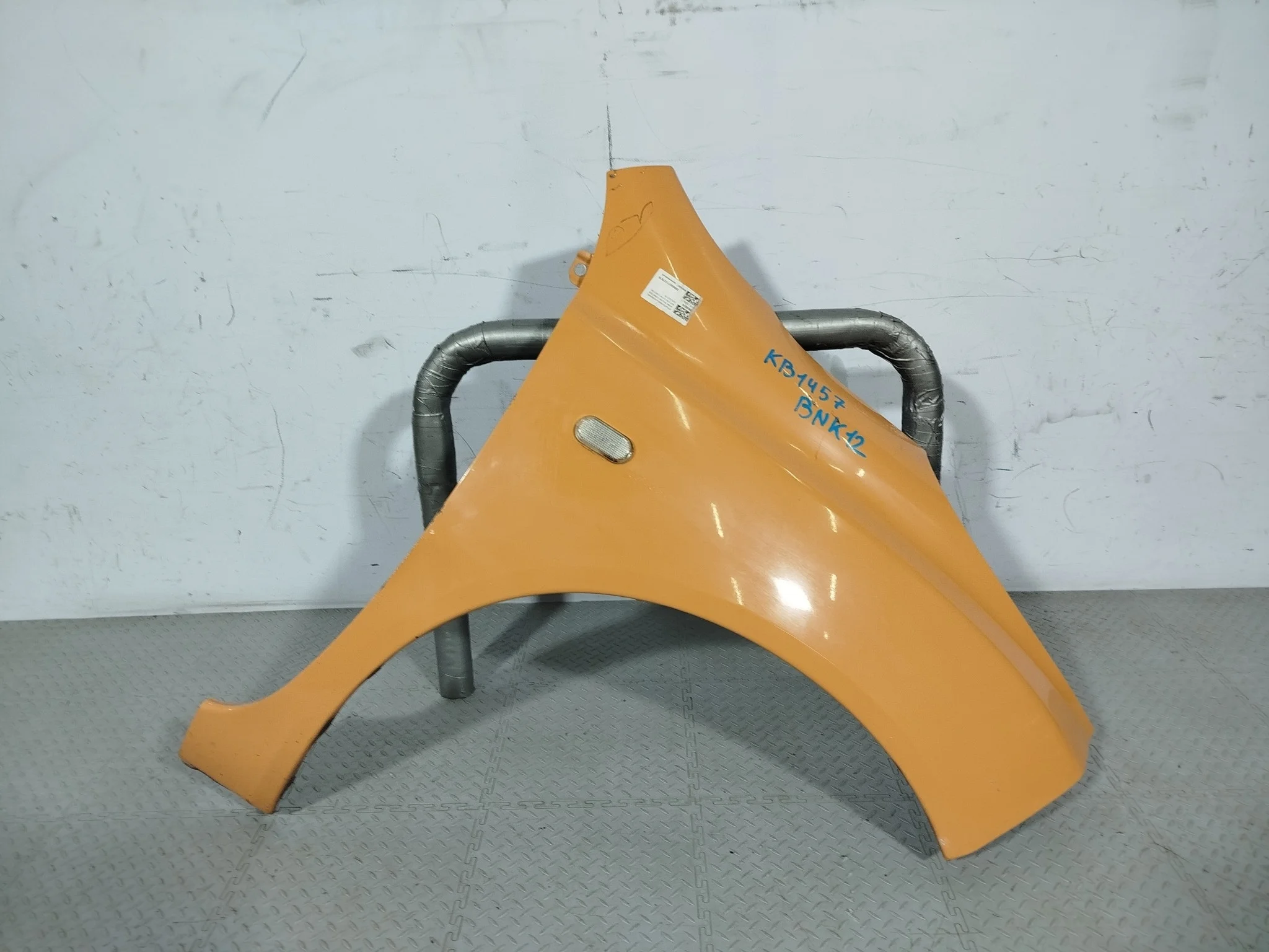 КРЫЛО NISSAN MARCH MICRA 63100AX030 оранжевый, A10 KB1457