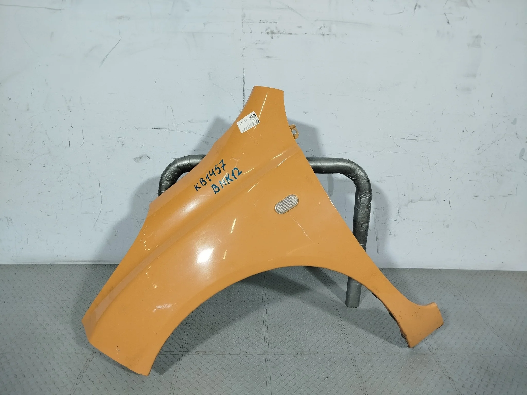 КРЫЛО NISSAN MARCH MICRA 63101AX030 оранжевый, A10 KB1457