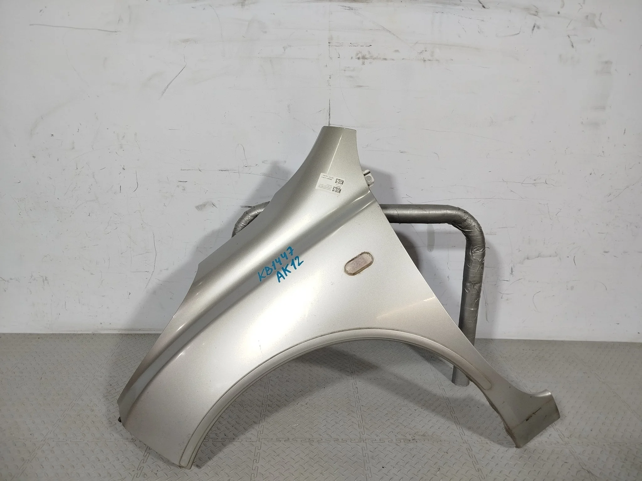 КРЫЛО NISSAN MARCH MICRA 63101AX030 серебро, KY0 KB1447