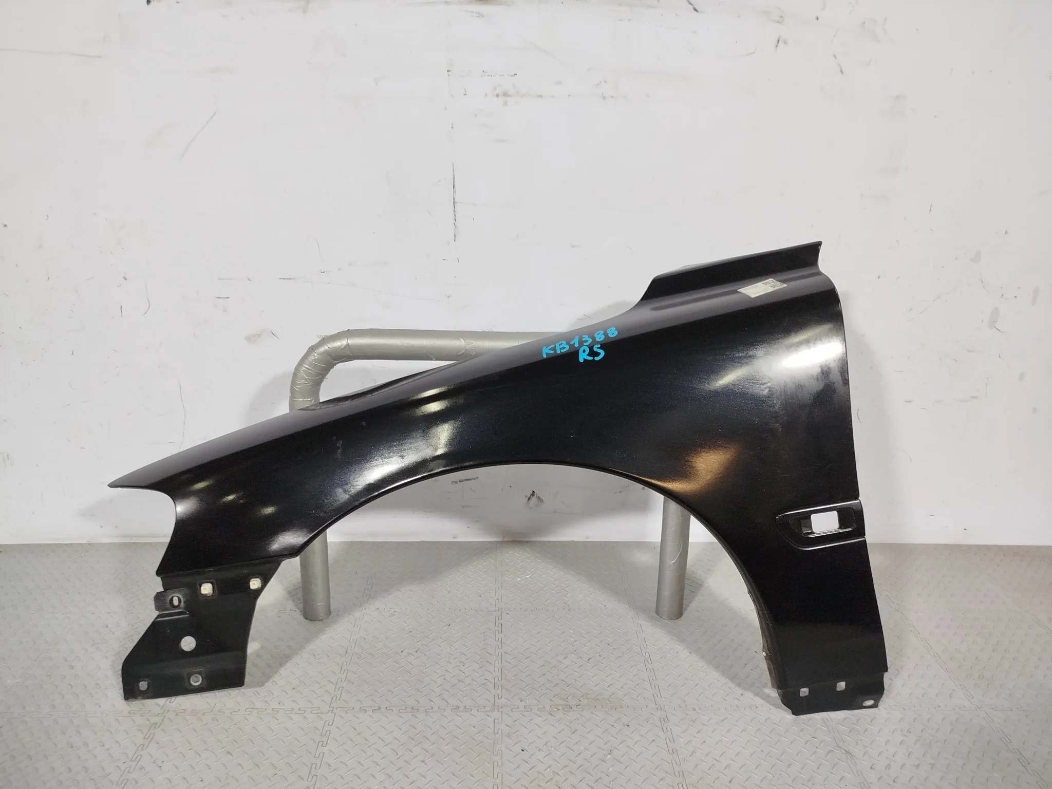 КРЫЛО VOLVO S60 V70 30796492 черный KB1388