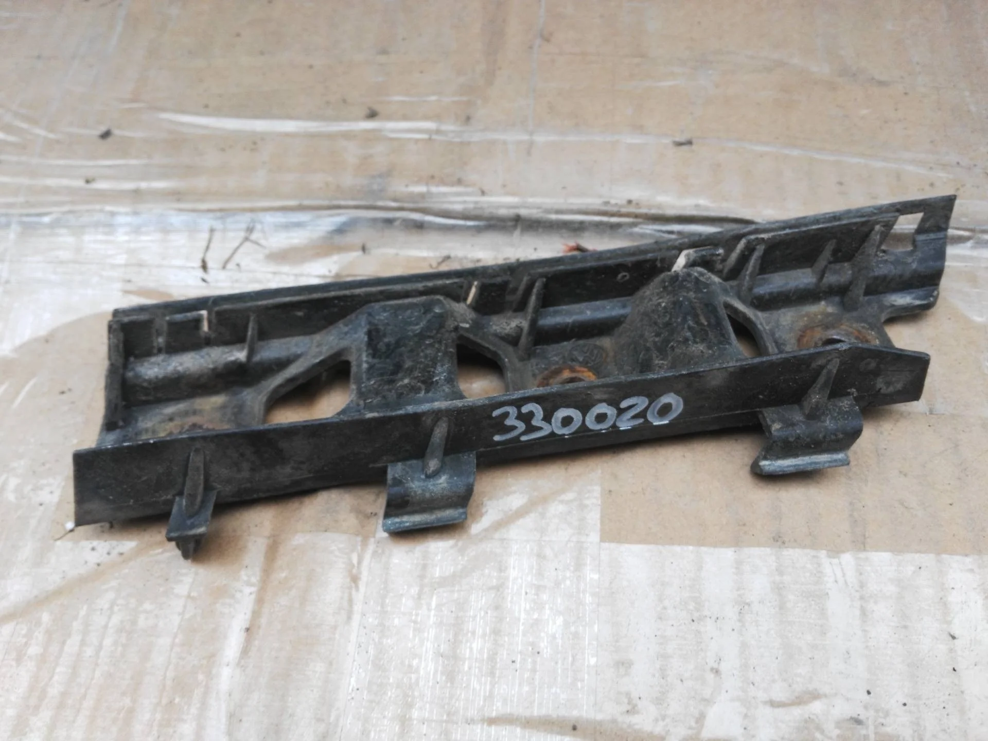 крепление переднего бампера левое Volkswagen Passat B6