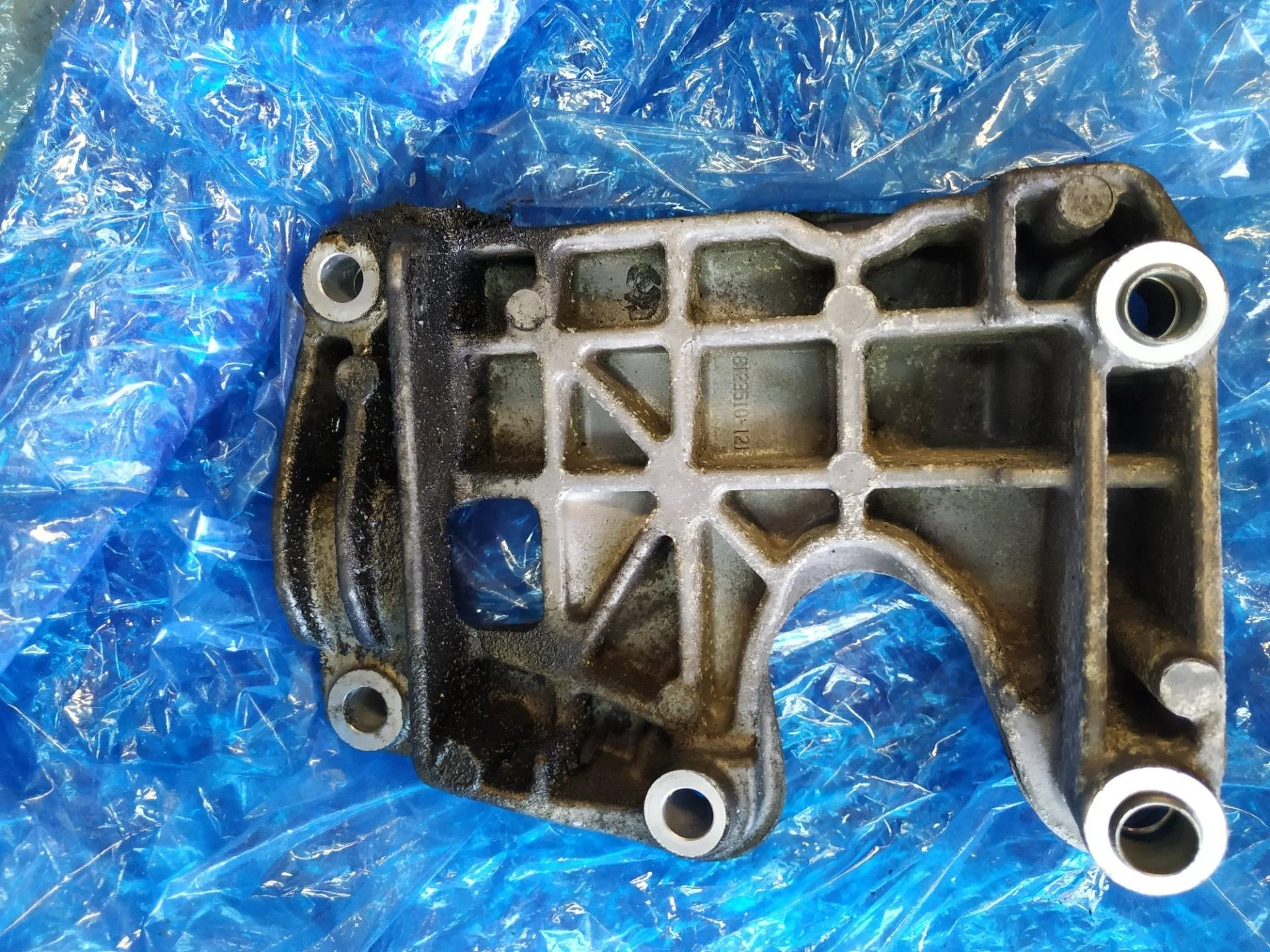 кронштейн генератора Audi Q7  2013