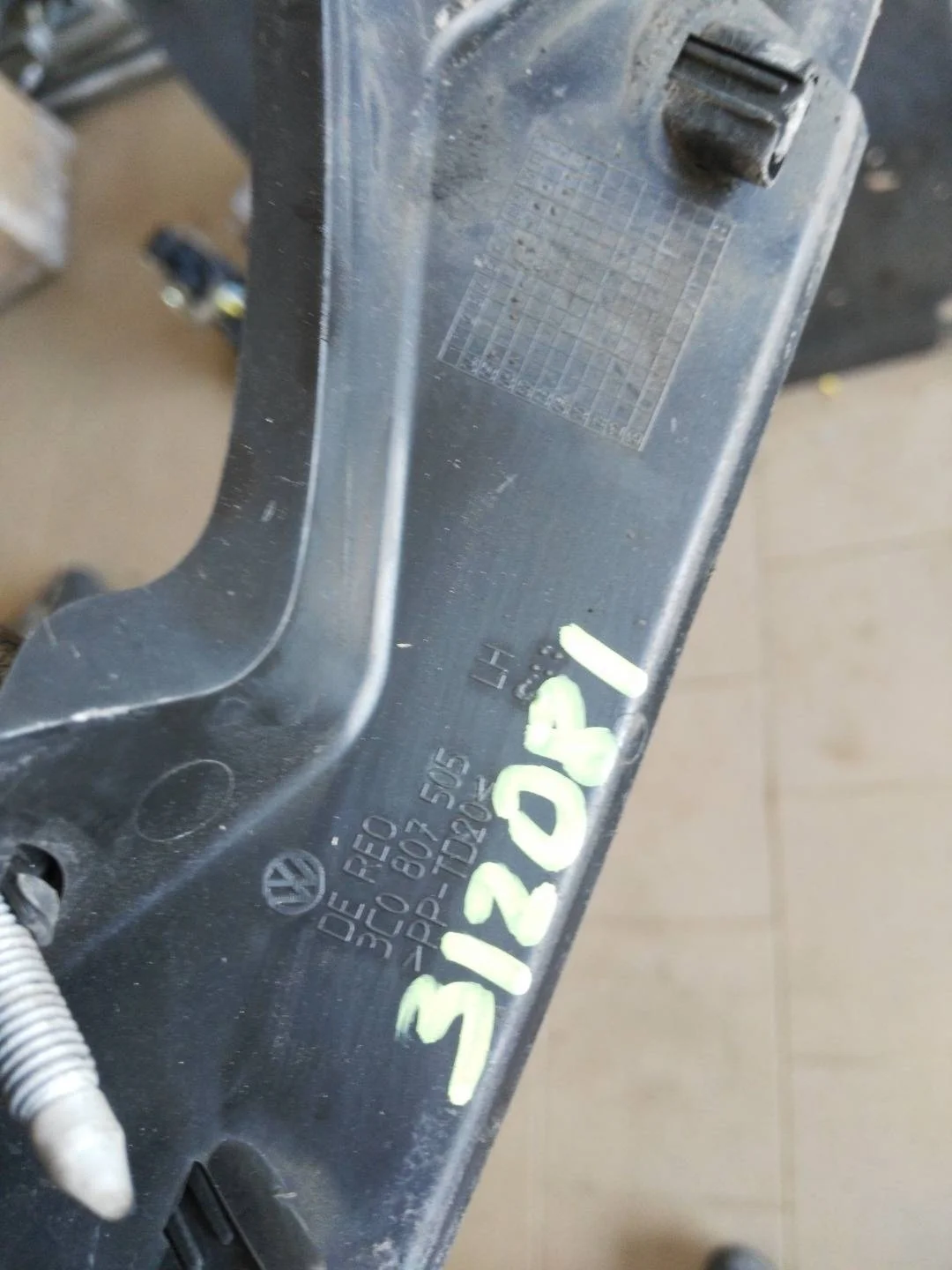 кронштейн крепления бампера переднего левый Volkswagen Passat B6  2008