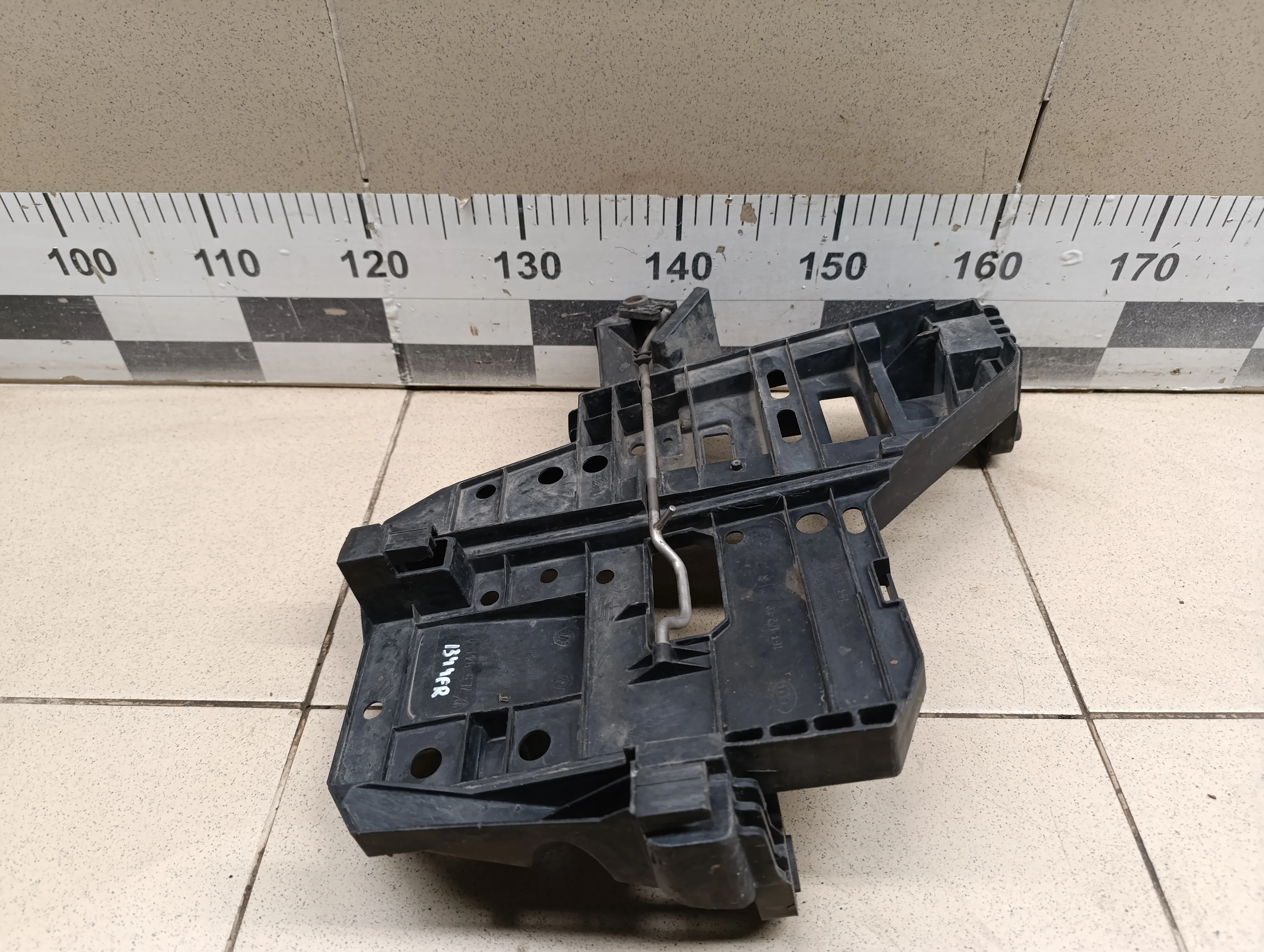 Кронштейн фар правый Cayenne 2003-2010