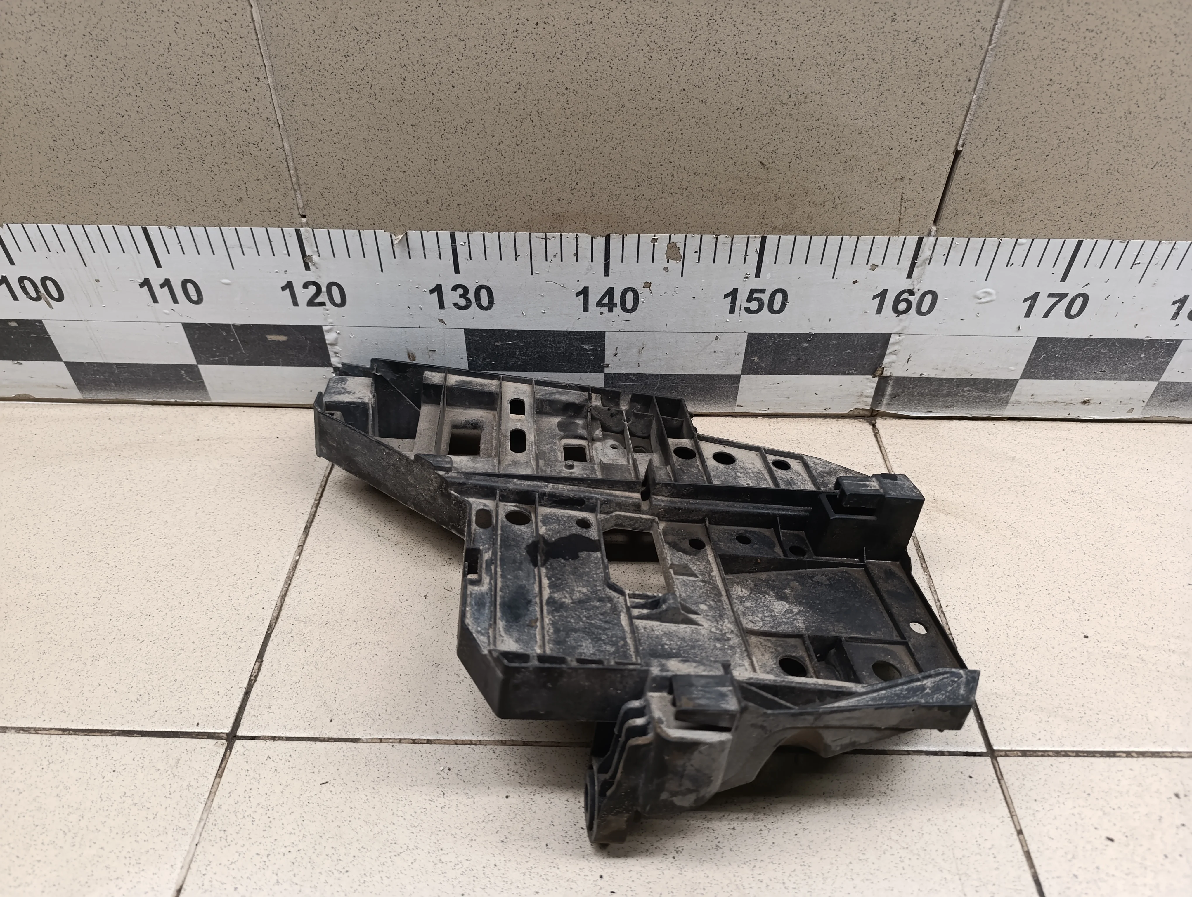 Кронштейн фар левый Cayenne 2003-2010