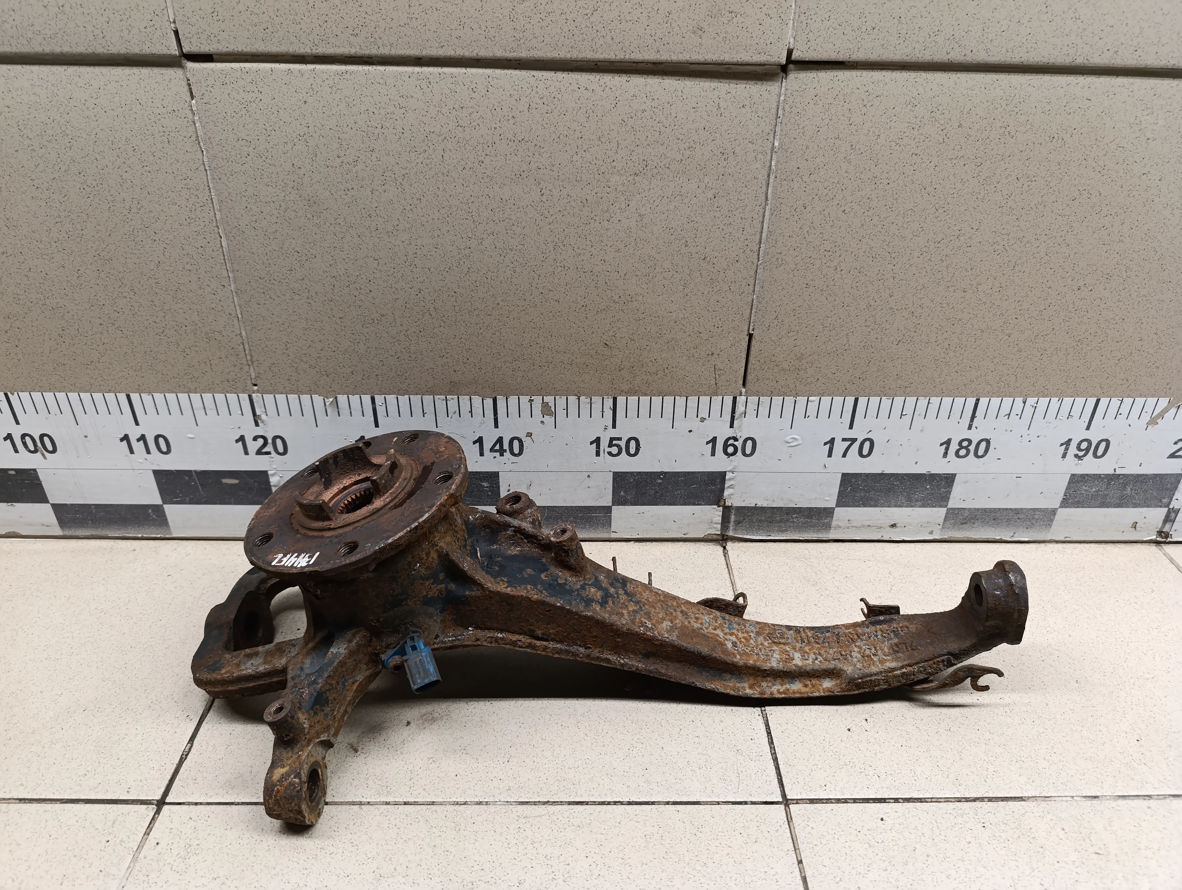 Кулак поворотный передний левый Cayenne 2003-2010