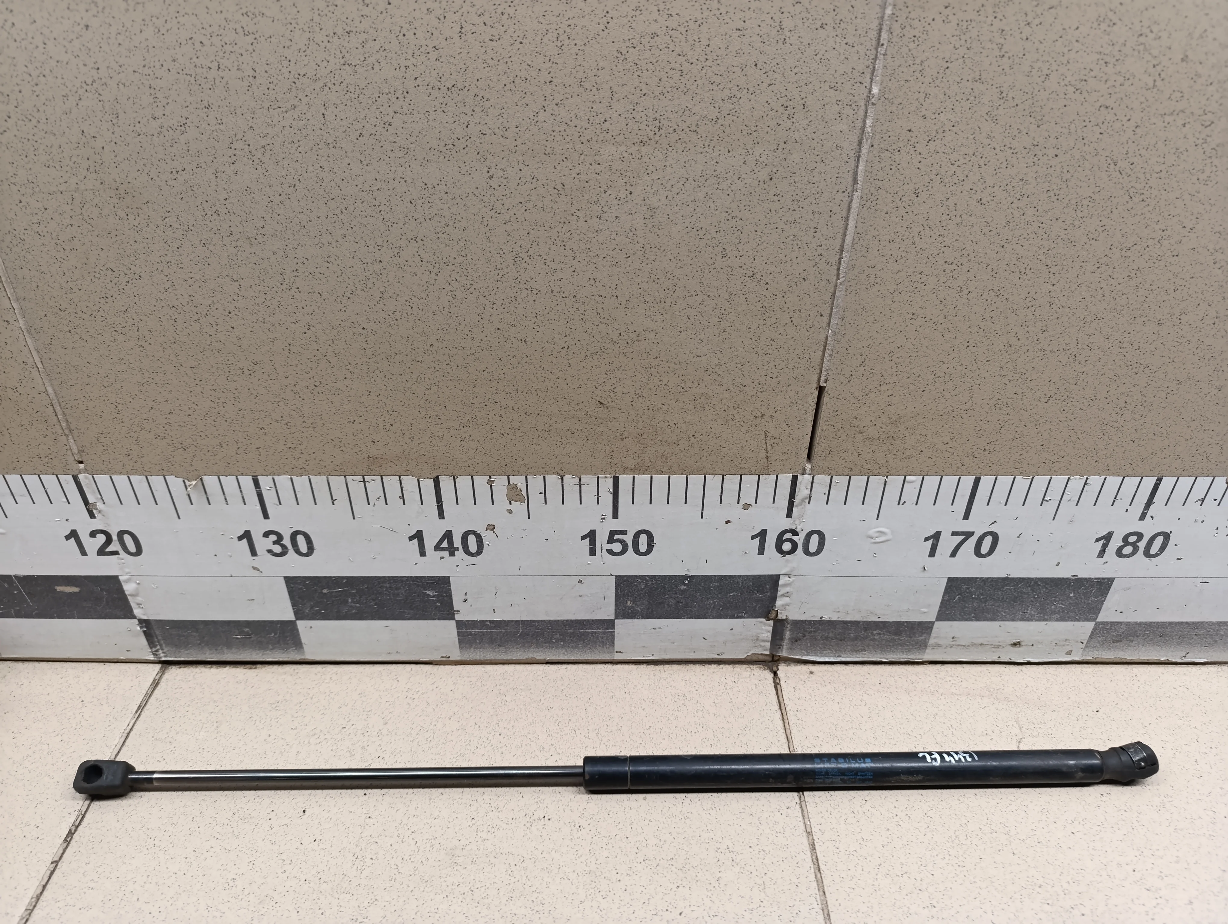 Амортизатор капота Cayenne 2003-2010